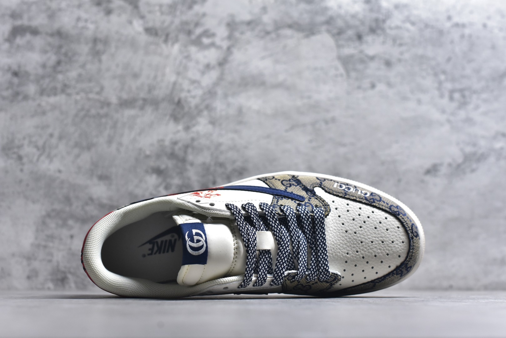 图片[4]-#马年炸裂来袭！Air Jordan 1 经典AJ1低帮鞋型碰撞Gucci老花拼接，复古奢潮风瞬间拉满！鞋身红马涂鸦呼应2026马年主题，红蓝撞色搭配亮眼红绸配饰更具视觉张力，敲定稀缺属性。头层牛皮与老花面料拼接兼顾质感与个性，小众定制款彻底告别撞款，不管是收藏摆柜还是街头炸街，都是潮咖彰显品味的不二之选！ 货号：FF2688-118 尺码：36 36.5 37.5 38 38.5 39 40 40.5 41 42 42.5 43 44 44.5 45-选品中心