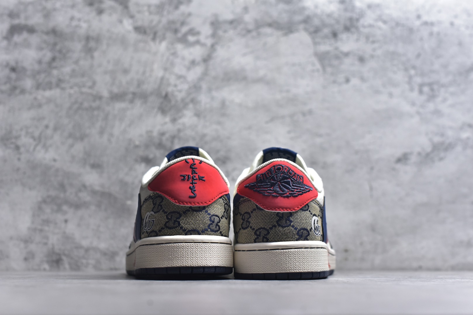 图片[5]-#马年炸裂来袭！Air Jordan 1 经典AJ1低帮鞋型碰撞Gucci老花拼接，复古奢潮风瞬间拉满！鞋身红马涂鸦呼应2026马年主题，红蓝撞色搭配亮眼红绸配饰更具视觉张力，敲定稀缺属性。头层牛皮与老花面料拼接兼顾质感与个性，小众定制款彻底告别撞款，不管是收藏摆柜还是街头炸街，都是潮咖彰显品味的不二之选！ 货号：FF2688-118 尺码：36 36.5 37.5 38 38.5 39 40 40.5 41 42 42.5 43 44 44.5 45-选品中心