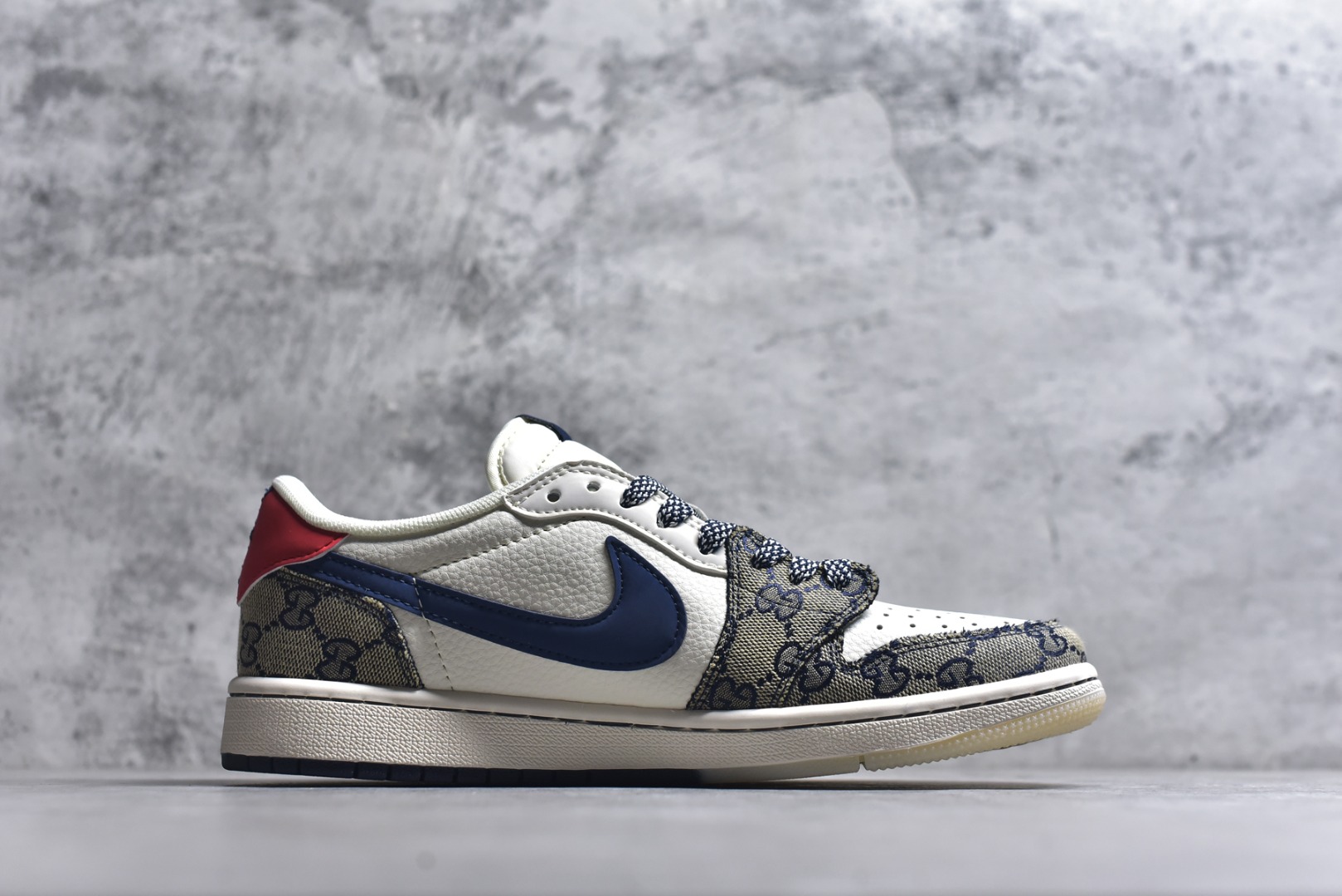 图片[3]-#马年炸裂来袭！Air Jordan 1 经典AJ1低帮鞋型碰撞Gucci老花拼接，复古奢潮风瞬间拉满！鞋身红马涂鸦呼应2026马年主题，红蓝撞色搭配亮眼红绸配饰更具视觉张力，敲定稀缺属性。头层牛皮与老花面料拼接兼顾质感与个性，小众定制款彻底告别撞款，不管是收藏摆柜还是街头炸街，都是潮咖彰显品味的不二之选！ 货号：FF2688-118 尺码：36 36.5 37.5 38 38.5 39 40 40.5 41 42 42.5 43 44 44.5 45-选品中心