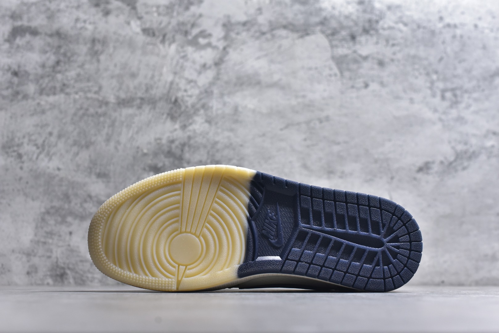 图片[6]-#马年炸裂来袭！Air Jordan 1 经典AJ1低帮鞋型碰撞Gucci老花拼接，复古奢潮风瞬间拉满！鞋身红马涂鸦呼应2026马年主题，红蓝撞色搭配亮眼红绸配饰更具视觉张力，敲定稀缺属性。头层牛皮与老花面料拼接兼顾质感与个性，小众定制款彻底告别撞款，不管是收藏摆柜还是街头炸街，都是潮咖彰显品味的不二之选！ 货号：FF2688-118 尺码：36 36.5 37.5 38 38.5 39 40 40.5 41 42 42.5 43 44 44.5 45-选品中心