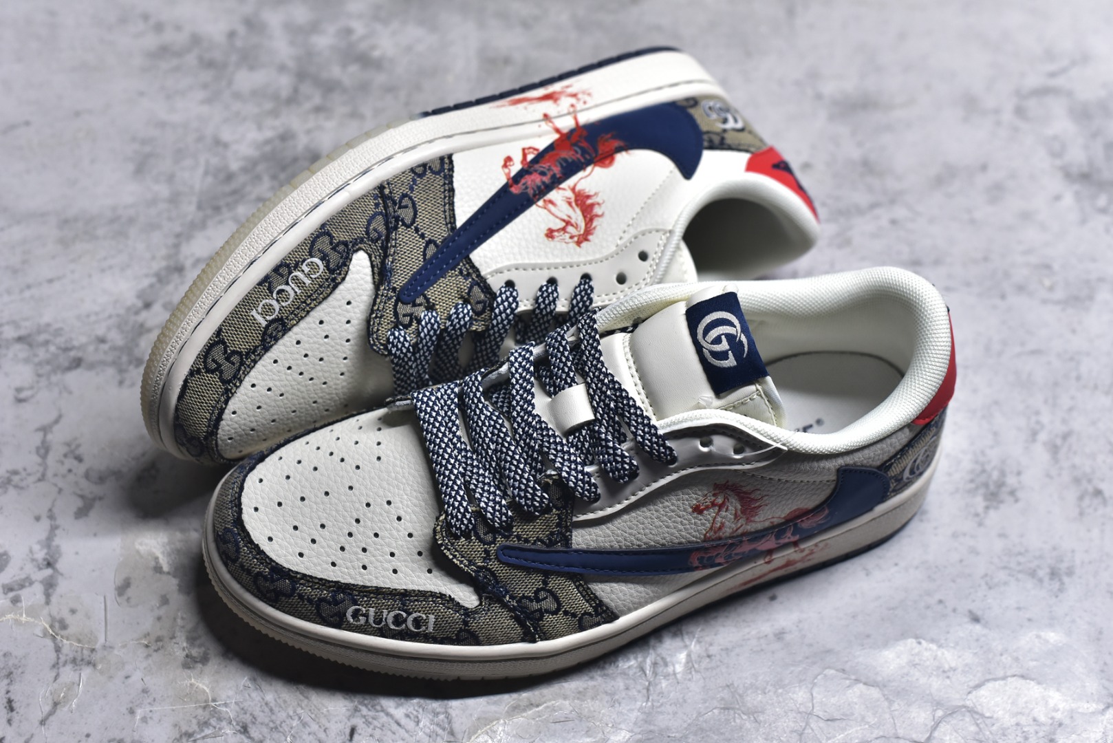 图片[7]-#马年炸裂来袭！Air Jordan 1 经典AJ1低帮鞋型碰撞Gucci老花拼接，复古奢潮风瞬间拉满！鞋身红马涂鸦呼应2026马年主题，红蓝撞色搭配亮眼红绸配饰更具视觉张力，敲定稀缺属性。头层牛皮与老花面料拼接兼顾质感与个性，小众定制款彻底告别撞款，不管是收藏摆柜还是街头炸街，都是潮咖彰显品味的不二之选！ 货号：FF2688-118 尺码：36 36.5 37.5 38 38.5 39 40 40.5 41 42 42.5 43 44 44.5 45-选品中心