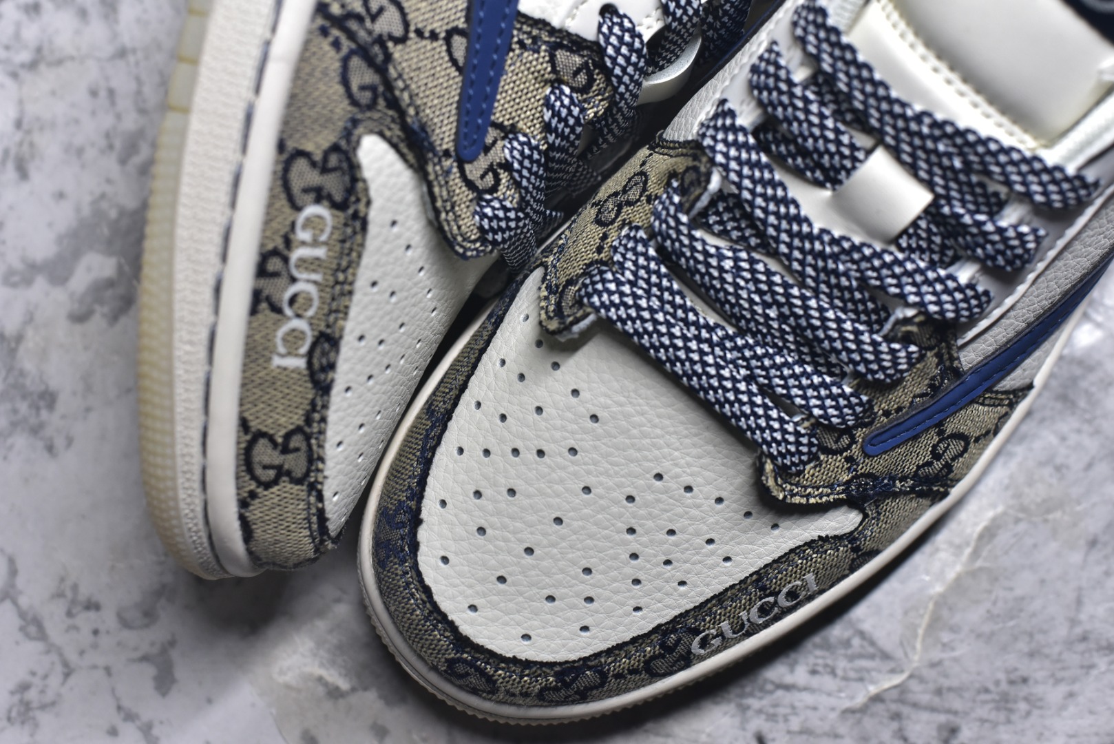 图片[8]-#马年炸裂来袭！Air Jordan 1 经典AJ1低帮鞋型碰撞Gucci老花拼接，复古奢潮风瞬间拉满！鞋身红马涂鸦呼应2026马年主题，红蓝撞色搭配亮眼红绸配饰更具视觉张力，敲定稀缺属性。头层牛皮与老花面料拼接兼顾质感与个性，小众定制款彻底告别撞款，不管是收藏摆柜还是街头炸街，都是潮咖彰显品味的不二之选！ 货号：FF2688-118 尺码：36 36.5 37.5 38 38.5 39 40 40.5 41 42 42.5 43 44 44.5 45-选品中心