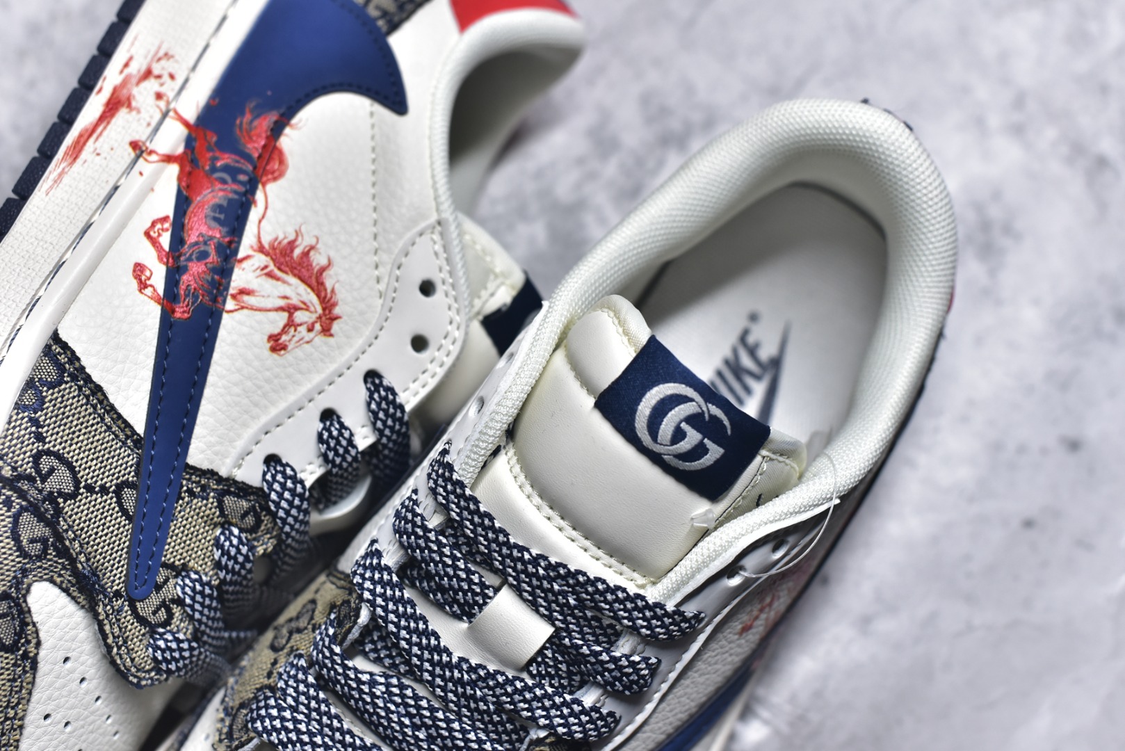 图片[9]-#马年炸裂来袭！Air Jordan 1 经典AJ1低帮鞋型碰撞Gucci老花拼接，复古奢潮风瞬间拉满！鞋身红马涂鸦呼应2026马年主题，红蓝撞色搭配亮眼红绸配饰更具视觉张力，敲定稀缺属性。头层牛皮与老花面料拼接兼顾质感与个性，小众定制款彻底告别撞款，不管是收藏摆柜还是街头炸街，都是潮咖彰显品味的不二之选！ 货号：FF2688-118 尺码：36 36.5 37.5 38 38.5 39 40 40.5 41 42 42.5 43 44 44.5 45-选品中心