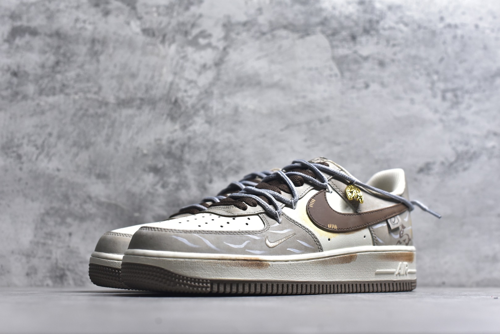 图片[2]-#手绘涂鸦 马年限定“金戈铁马”Nike Air Force 1 “ Armored Steed”空军一号定制板鞋 作为 2026 马年限定款，“金戈铁马” 以 “古战意象” 为设计内核，从材质到细节都紧扣主题：鞋身采用雾灰 + 米白做旧混染工艺，模拟古甲胄经沙场摩挲后的斑驳肌理；鎏金勾边的 Swoosh 与金属挂坠，还原兵器鎏金纹饰的质感；鞋侧图腾以 “奔马” 为原型，复刻战马奔腾的劲飒姿态，搭配做旧中底的 “战尘渍迹” 效果 货号：DB3301–188 尺码： 36 36.5 37.5 38 38.5 39 40 40.5 41 42 42.5 43 44 44.5 45-选品中心