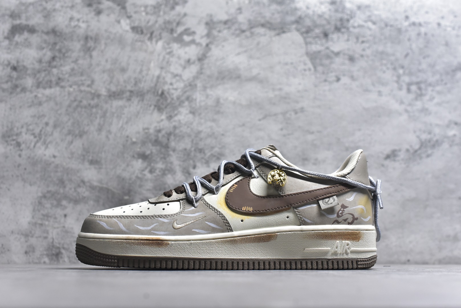 #手绘涂鸦 马年限定“金戈铁马”Nike Air Force 1 “ Armored Steed”空军一号定制板鞋 作为 2026 马年限定款，“金戈铁马” 以 “古战意象” 为设计内核，从材质到细节都紧扣主题：鞋身采用雾灰 + 米白做旧混染工艺，模拟古甲胄经沙场摩挲后的斑驳肌理；鎏金勾边的 Swoosh 与金属挂坠，还原兵器鎏金纹饰的质感；鞋侧图腾以 “奔马” 为原型，复刻战马奔腾的劲飒姿态，搭配做旧中底的 “战尘渍迹” 效果 货号：DB3301--188 尺码： 36 36.5 37.5 38 38.5 39 40 40.5 41 42 42.5 43 44 44.5 45-选品中心