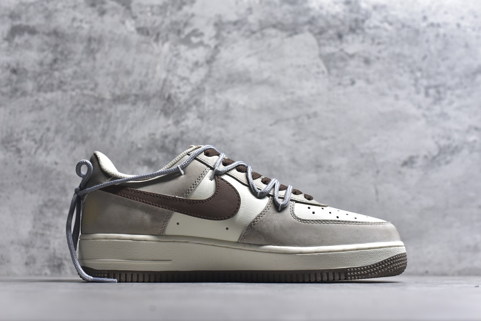 图片[3]-#手绘涂鸦 马年限定“金戈铁马”Nike Air Force 1 “ Armored Steed”空军一号定制板鞋 作为 2026 马年限定款，“金戈铁马” 以 “古战意象” 为设计内核，从材质到细节都紧扣主题：鞋身采用雾灰 + 米白做旧混染工艺，模拟古甲胄经沙场摩挲后的斑驳肌理；鎏金勾边的 Swoosh 与金属挂坠，还原兵器鎏金纹饰的质感；鞋侧图腾以 “奔马” 为原型，复刻战马奔腾的劲飒姿态，搭配做旧中底的 “战尘渍迹” 效果 货号：DB3301–188 尺码： 36 36.5 37.5 38 38.5 39 40 40.5 41 42 42.5 43 44 44.5 45-选品中心