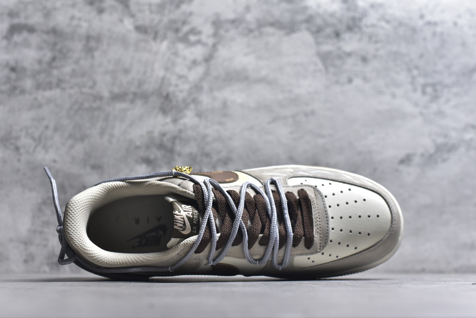 图片[4]-#手绘涂鸦 马年限定“金戈铁马”Nike Air Force 1 “ Armored Steed”空军一号定制板鞋 作为 2026 马年限定款，“金戈铁马” 以 “古战意象” 为设计内核，从材质到细节都紧扣主题：鞋身采用雾灰 + 米白做旧混染工艺，模拟古甲胄经沙场摩挲后的斑驳肌理；鎏金勾边的 Swoosh 与金属挂坠，还原兵器鎏金纹饰的质感；鞋侧图腾以 “奔马” 为原型，复刻战马奔腾的劲飒姿态，搭配做旧中底的 “战尘渍迹” 效果 货号：DB3301–188 尺码： 36 36.5 37.5 38 38.5 39 40 40.5 41 42 42.5 43 44 44.5 45-选品中心