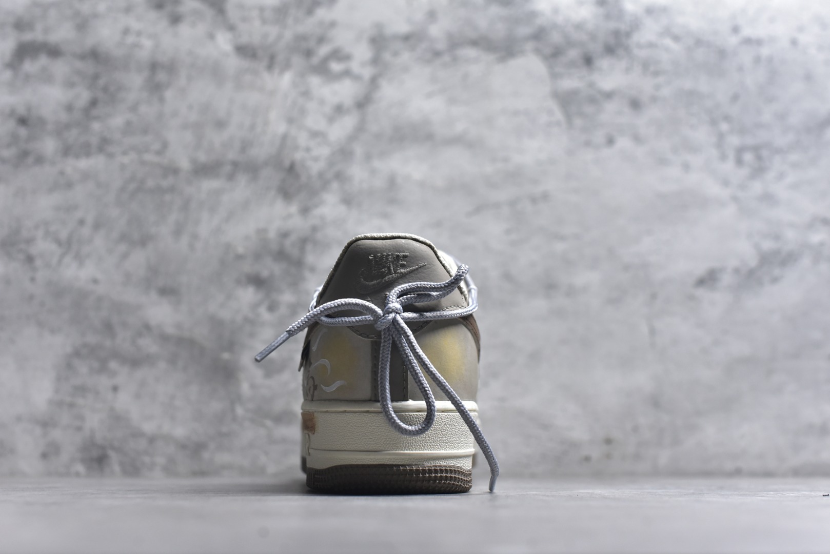 图片[5]-#手绘涂鸦 马年限定“金戈铁马”Nike Air Force 1 “ Armored Steed”空军一号定制板鞋 作为 2026 马年限定款，“金戈铁马” 以 “古战意象” 为设计内核，从材质到细节都紧扣主题：鞋身采用雾灰 + 米白做旧混染工艺，模拟古甲胄经沙场摩挲后的斑驳肌理；鎏金勾边的 Swoosh 与金属挂坠，还原兵器鎏金纹饰的质感；鞋侧图腾以 “奔马” 为原型，复刻战马奔腾的劲飒姿态，搭配做旧中底的 “战尘渍迹” 效果 货号：DB3301–188 尺码： 36 36.5 37.5 38 38.5 39 40 40.5 41 42 42.5 43 44 44.5 45-选品中心