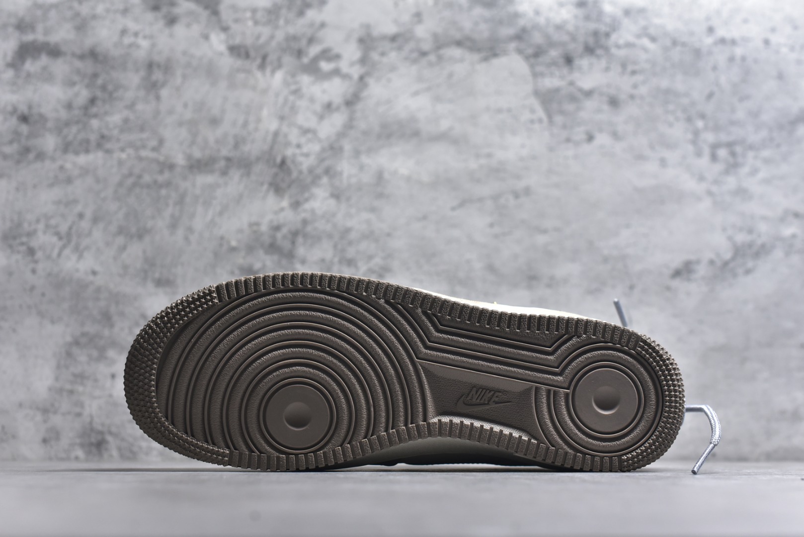 图片[6]-#手绘涂鸦 马年限定“金戈铁马”Nike Air Force 1 “ Armored Steed”空军一号定制板鞋 作为 2026 马年限定款，“金戈铁马” 以 “古战意象” 为设计内核，从材质到细节都紧扣主题：鞋身采用雾灰 + 米白做旧混染工艺，模拟古甲胄经沙场摩挲后的斑驳肌理；鎏金勾边的 Swoosh 与金属挂坠，还原兵器鎏金纹饰的质感；鞋侧图腾以 “奔马” 为原型，复刻战马奔腾的劲飒姿态，搭配做旧中底的 “战尘渍迹” 效果 货号：DB3301–188 尺码： 36 36.5 37.5 38 38.5 39 40 40.5 41 42 42.5 43 44 44.5 45-选品中心