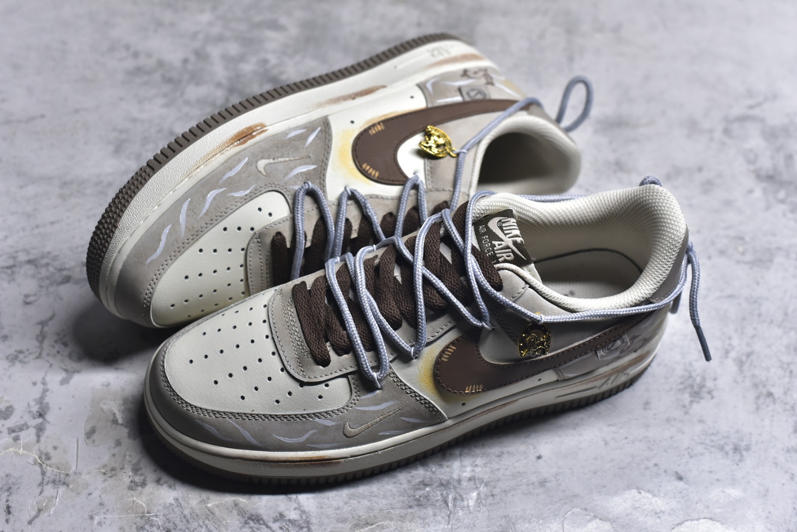 图片[7]-#手绘涂鸦 马年限定“金戈铁马”Nike Air Force 1 “ Armored Steed”空军一号定制板鞋 作为 2026 马年限定款，“金戈铁马” 以 “古战意象” 为设计内核，从材质到细节都紧扣主题：鞋身采用雾灰 + 米白做旧混染工艺，模拟古甲胄经沙场摩挲后的斑驳肌理；鎏金勾边的 Swoosh 与金属挂坠，还原兵器鎏金纹饰的质感；鞋侧图腾以 “奔马” 为原型，复刻战马奔腾的劲飒姿态，搭配做旧中底的 “战尘渍迹” 效果 货号：DB3301–188 尺码： 36 36.5 37.5 38 38.5 39 40 40.5 41 42 42.5 43 44 44.5 45-选品中心