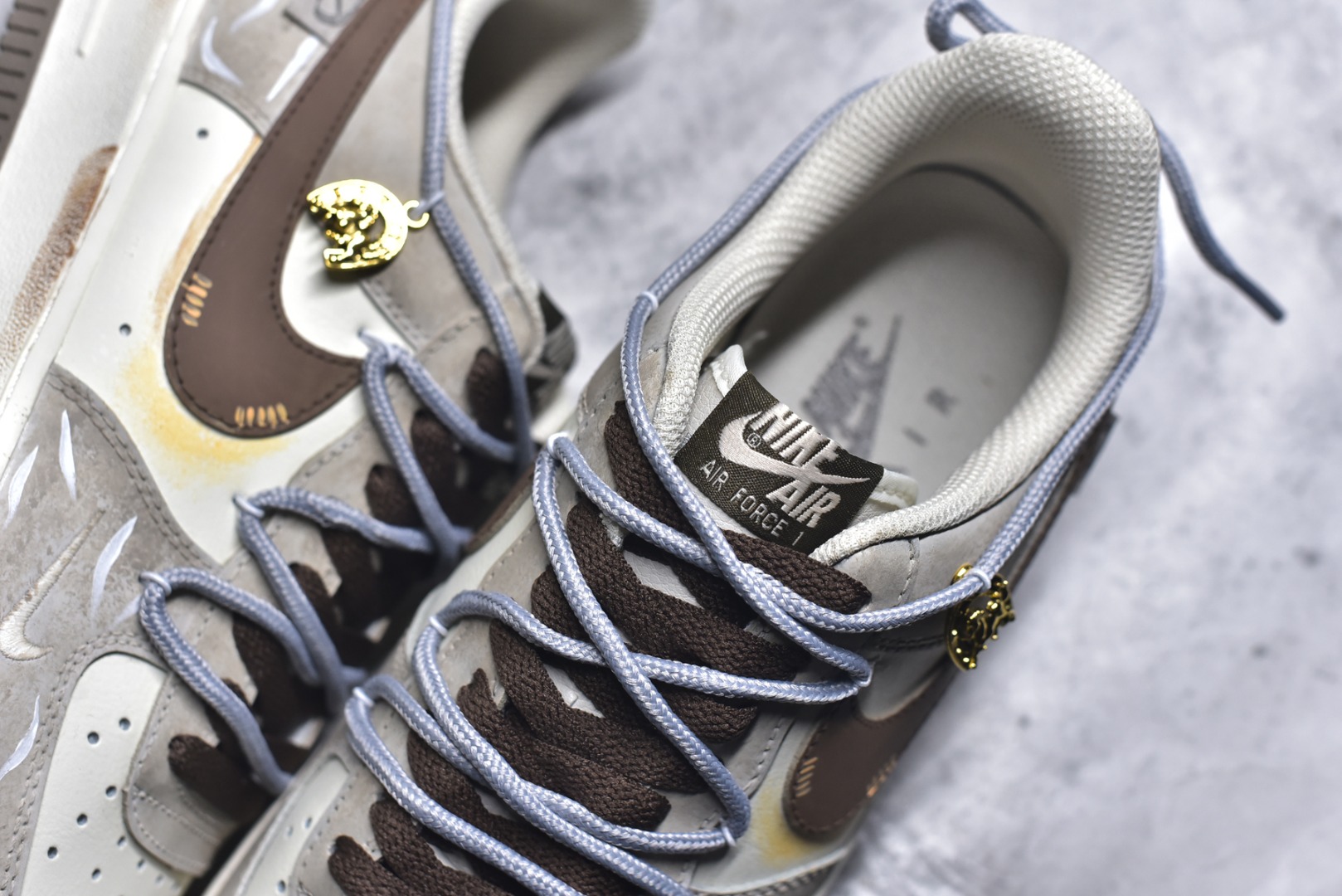 图片[9]-#手绘涂鸦 马年限定“金戈铁马”Nike Air Force 1 “ Armored Steed”空军一号定制板鞋 作为 2026 马年限定款，“金戈铁马” 以 “古战意象” 为设计内核，从材质到细节都紧扣主题：鞋身采用雾灰 + 米白做旧混染工艺，模拟古甲胄经沙场摩挲后的斑驳肌理；鎏金勾边的 Swoosh 与金属挂坠，还原兵器鎏金纹饰的质感；鞋侧图腾以 “奔马” 为原型，复刻战马奔腾的劲飒姿态，搭配做旧中底的 “战尘渍迹” 效果 货号：DB3301–188 尺码： 36 36.5 37.5 38 38.5 39 40 40.5 41 42 42.5 43 44 44.5 45-选品中心