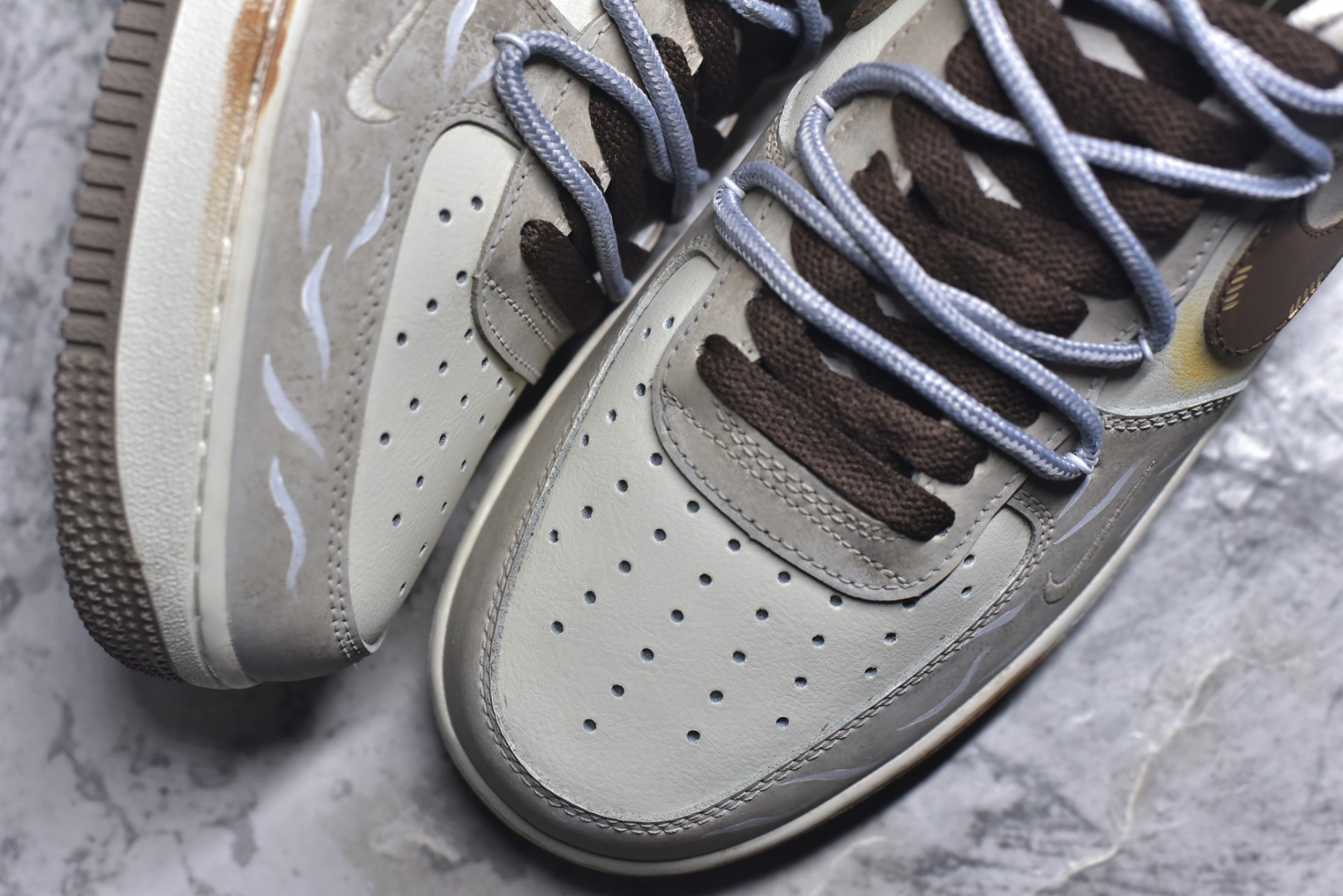图片[8]-#手绘涂鸦 马年限定“金戈铁马”Nike Air Force 1 “ Armored Steed”空军一号定制板鞋 作为 2026 马年限定款，“金戈铁马” 以 “古战意象” 为设计内核，从材质到细节都紧扣主题：鞋身采用雾灰 + 米白做旧混染工艺，模拟古甲胄经沙场摩挲后的斑驳肌理；鎏金勾边的 Swoosh 与金属挂坠，还原兵器鎏金纹饰的质感；鞋侧图腾以 “奔马” 为原型，复刻战马奔腾的劲飒姿态，搭配做旧中底的 “战尘渍迹” 效果 货号：DB3301–188 尺码： 36 36.5 37.5 38 38.5 39 40 40.5 41 42 42.5 43 44 44.5 45-选品中心