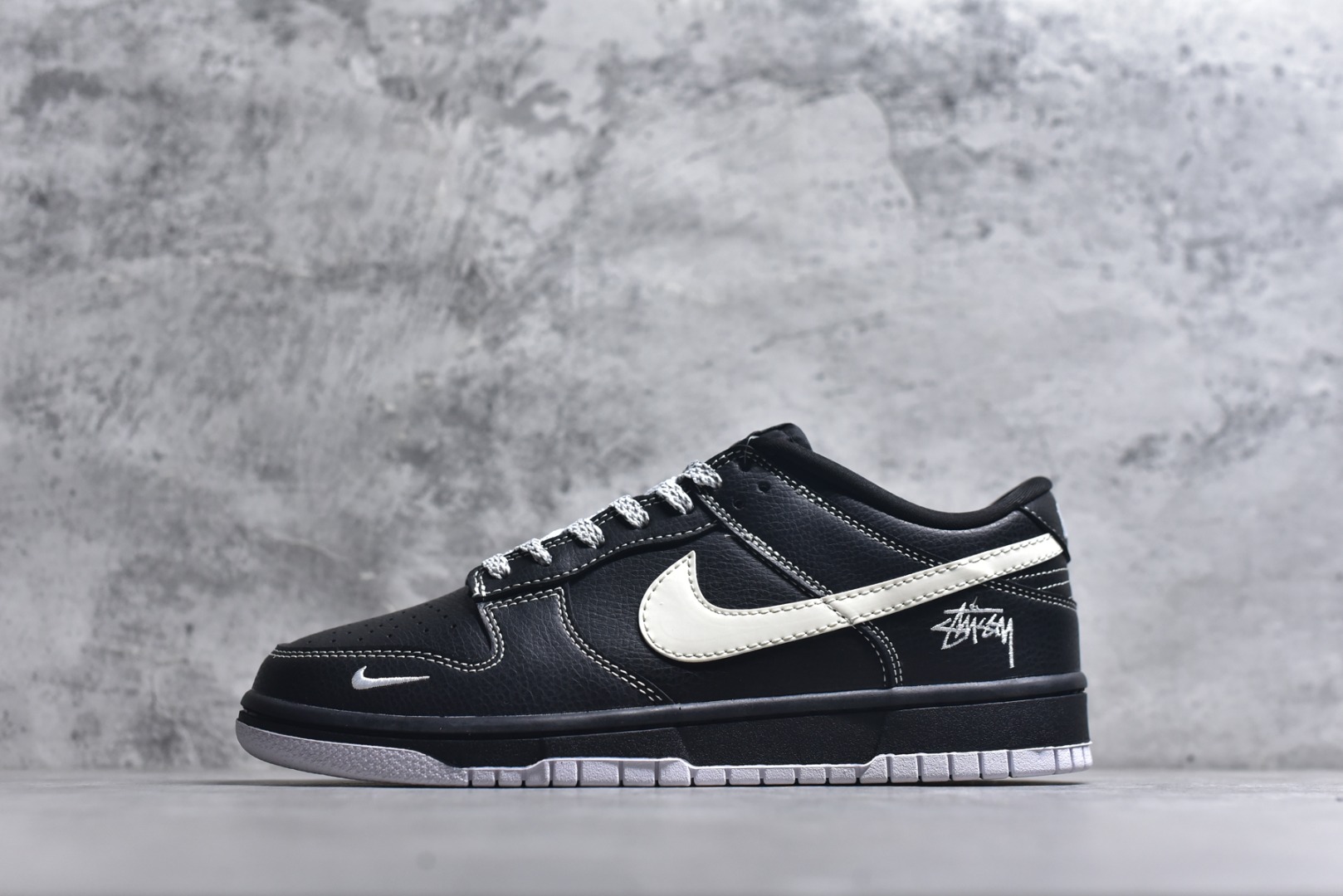 #SB Dunk Low 街头潮魂炸场！这双Stussy斯图西联名Dunk直接封神！经典SB Dunk Low黑武士鞋型搭配奶白勾子撞色，瞬间解锁高阶街头感，鞋身Stussy手写体标识+金属吊坠拉满细节质感，专属编号敲定稀缺属性。头层牛皮材质兼顾脚感与耐穿度，小众定制款彻底告别撞款，不管是滑板出街还是潮圈收藏，都是硬核玩家的必入款！ 货号：MN1688-111 尺码：36 36.5 37.5 38 38.5 39 40 40.5 41 42 42.5 43 44 44.5 45-选品中心