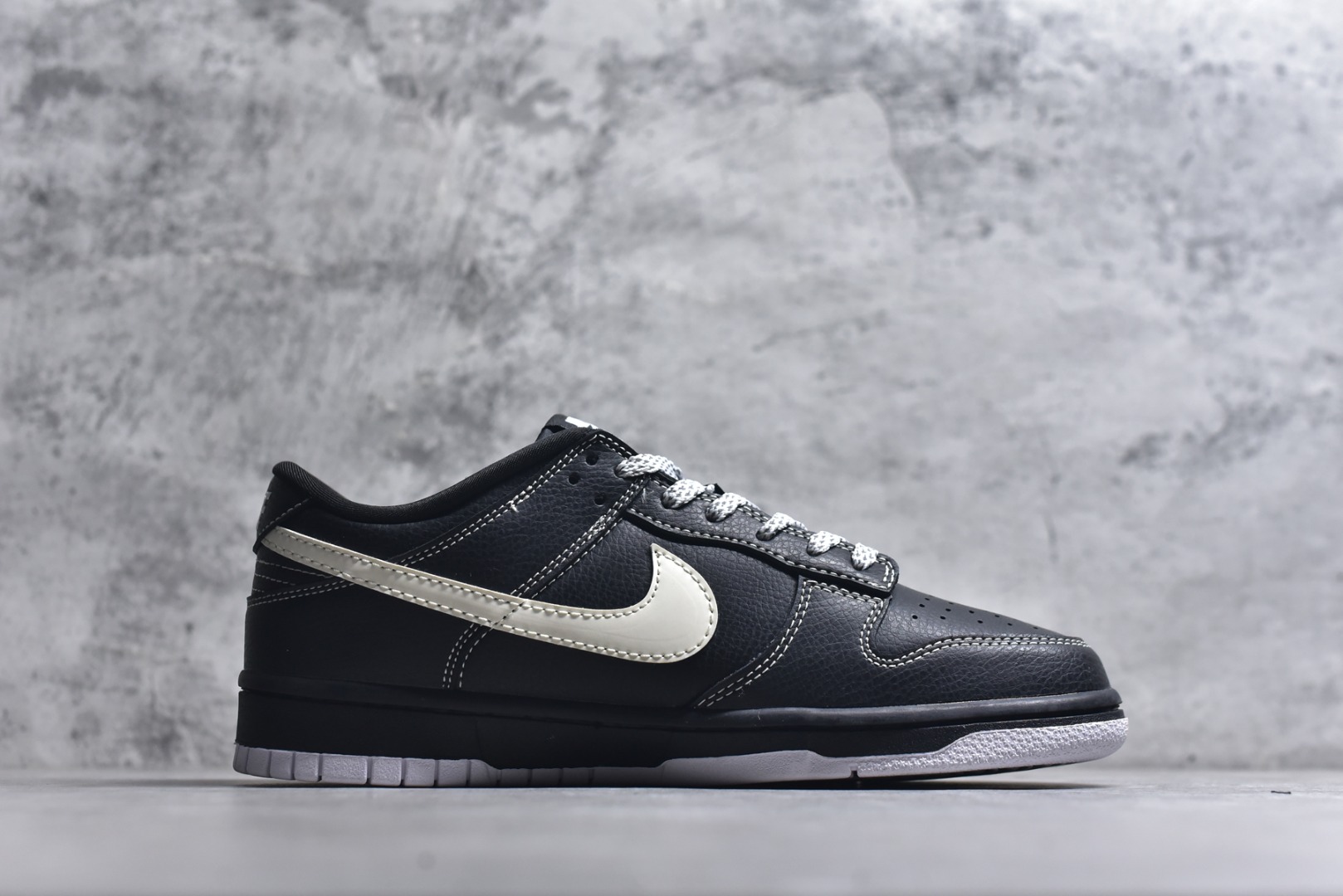 图片[3]-#SB Dunk Low 街头潮魂炸场！这双Stussy斯图西联名Dunk直接封神！经典SB Dunk Low黑武士鞋型搭配奶白勾子撞色，瞬间解锁高阶街头感，鞋身Stussy手写体标识+金属吊坠拉满细节质感，专属编号敲定稀缺属性。头层牛皮材质兼顾脚感与耐穿度，小众定制款彻底告别撞款，不管是滑板出街还是潮圈收藏，都是硬核玩家的必入款！ 货号：MN1688-111 尺码：36 36.5 37.5 38 38.5 39 40 40.5 41 42 42.5 43 44 44.5 45-选品中心