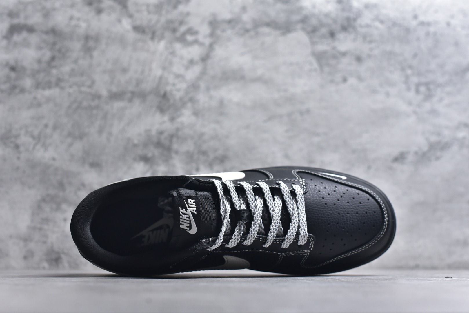 图片[4]-#SB Dunk Low 街头潮魂炸场！这双Stussy斯图西联名Dunk直接封神！经典SB Dunk Low黑武士鞋型搭配奶白勾子撞色，瞬间解锁高阶街头感，鞋身Stussy手写体标识+金属吊坠拉满细节质感，专属编号敲定稀缺属性。头层牛皮材质兼顾脚感与耐穿度，小众定制款彻底告别撞款，不管是滑板出街还是潮圈收藏，都是硬核玩家的必入款！ 货号：MN1688-111 尺码：36 36.5 37.5 38 38.5 39 40 40.5 41 42 42.5 43 44 44.5 45-选品中心