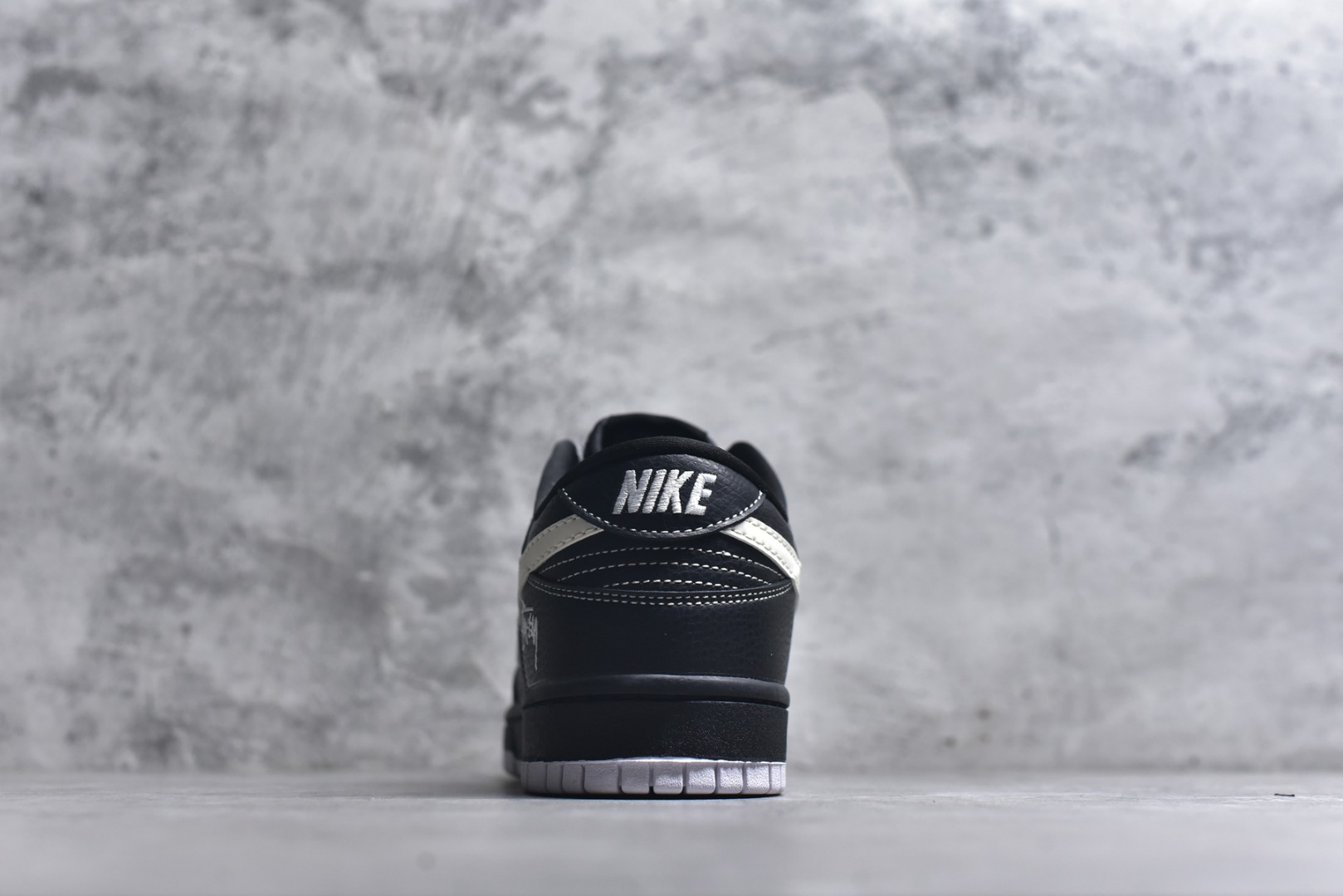 图片[5]-#SB Dunk Low 街头潮魂炸场！这双Stussy斯图西联名Dunk直接封神！经典SB Dunk Low黑武士鞋型搭配奶白勾子撞色，瞬间解锁高阶街头感，鞋身Stussy手写体标识+金属吊坠拉满细节质感，专属编号敲定稀缺属性。头层牛皮材质兼顾脚感与耐穿度，小众定制款彻底告别撞款，不管是滑板出街还是潮圈收藏，都是硬核玩家的必入款！ 货号：MN1688-111 尺码：36 36.5 37.5 38 38.5 39 40 40.5 41 42 42.5 43 44 44.5 45-选品中心