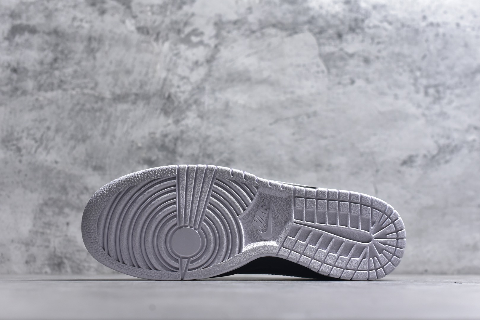 图片[6]-#SB Dunk Low 街头潮魂炸场！这双Stussy斯图西联名Dunk直接封神！经典SB Dunk Low黑武士鞋型搭配奶白勾子撞色，瞬间解锁高阶街头感，鞋身Stussy手写体标识+金属吊坠拉满细节质感，专属编号敲定稀缺属性。头层牛皮材质兼顾脚感与耐穿度，小众定制款彻底告别撞款，不管是滑板出街还是潮圈收藏，都是硬核玩家的必入款！ 货号：MN1688-111 尺码：36 36.5 37.5 38 38.5 39 40 40.5 41 42 42.5 43 44 44.5 45-选品中心