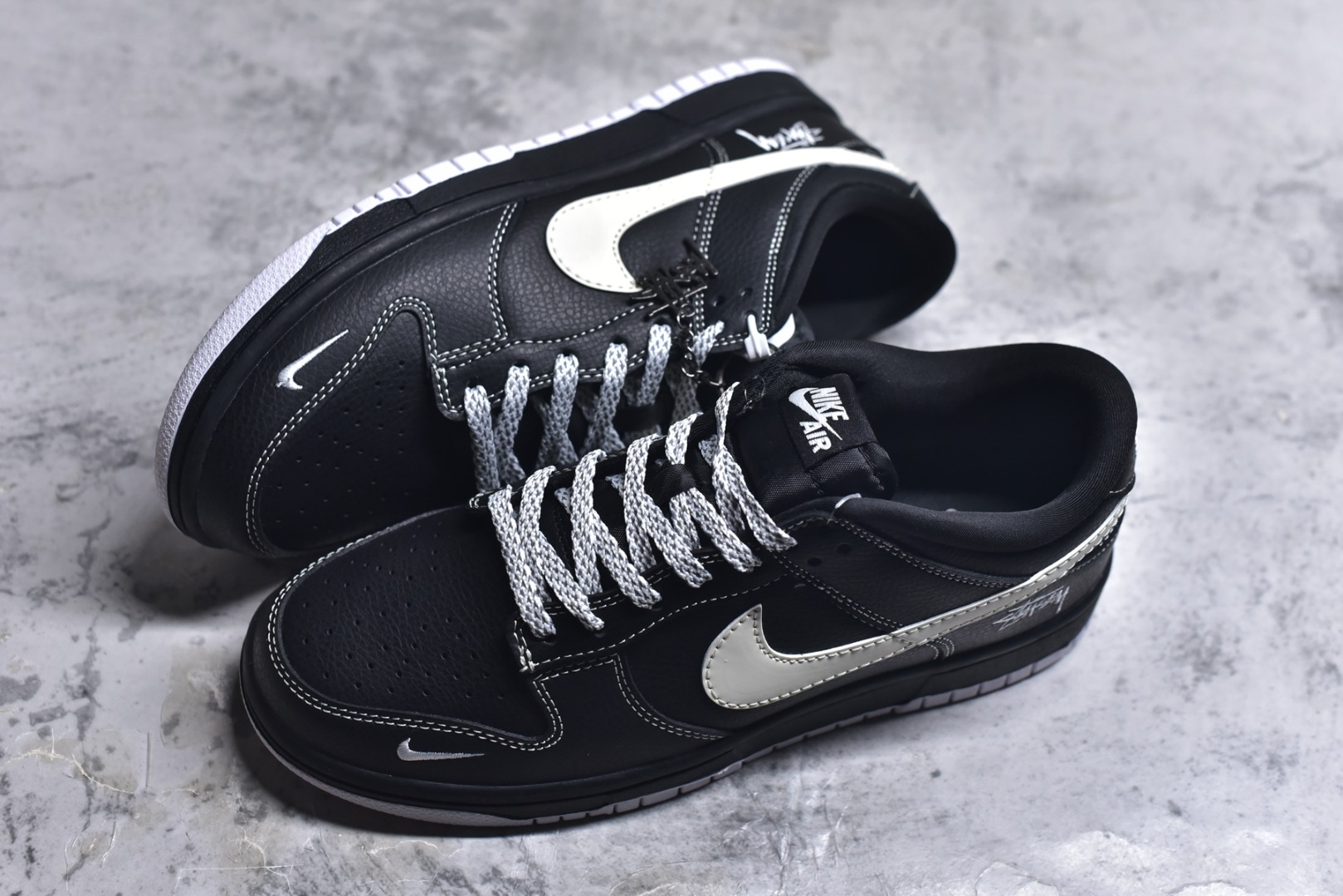 图片[7]-#SB Dunk Low 街头潮魂炸场！这双Stussy斯图西联名Dunk直接封神！经典SB Dunk Low黑武士鞋型搭配奶白勾子撞色，瞬间解锁高阶街头感，鞋身Stussy手写体标识+金属吊坠拉满细节质感，专属编号敲定稀缺属性。头层牛皮材质兼顾脚感与耐穿度，小众定制款彻底告别撞款，不管是滑板出街还是潮圈收藏，都是硬核玩家的必入款！ 货号：MN1688-111 尺码：36 36.5 37.5 38 38.5 39 40 40.5 41 42 42.5 43 44 44.5 45-选品中心