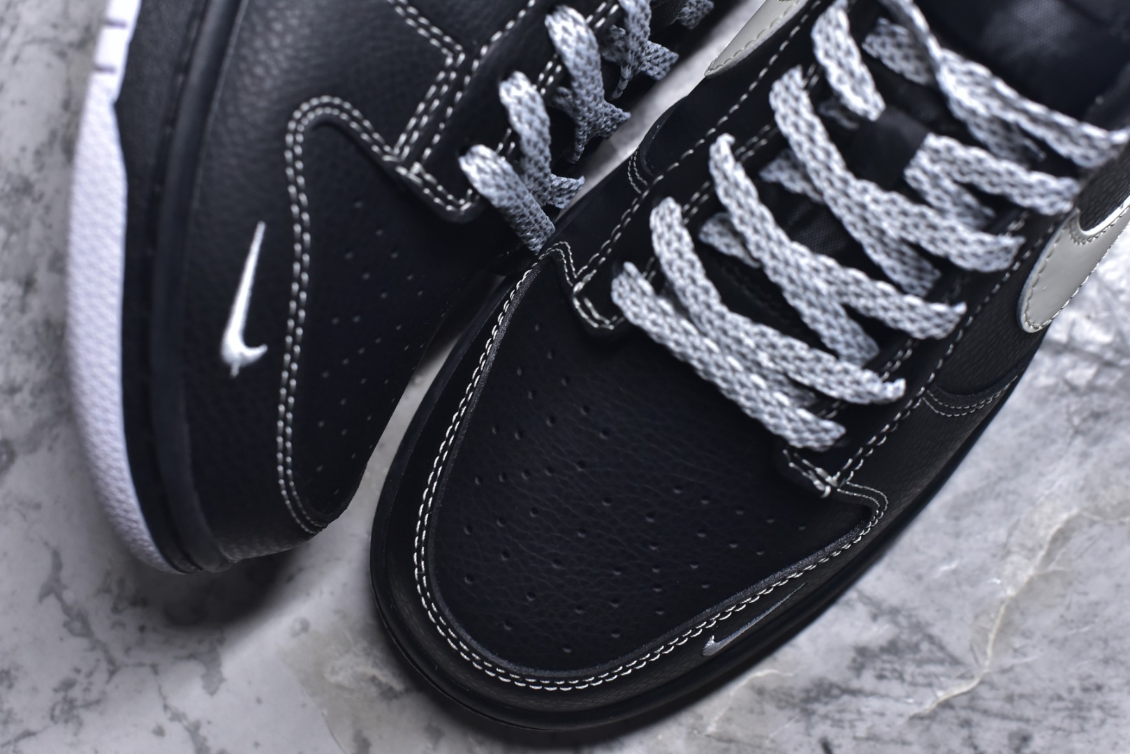 图片[8]-#SB Dunk Low 街头潮魂炸场！这双Stussy斯图西联名Dunk直接封神！经典SB Dunk Low黑武士鞋型搭配奶白勾子撞色，瞬间解锁高阶街头感，鞋身Stussy手写体标识+金属吊坠拉满细节质感，专属编号敲定稀缺属性。头层牛皮材质兼顾脚感与耐穿度，小众定制款彻底告别撞款，不管是滑板出街还是潮圈收藏，都是硬核玩家的必入款！ 货号：MN1688-111 尺码：36 36.5 37.5 38 38.5 39 40 40.5 41 42 42.5 43 44 44.5 45-选品中心