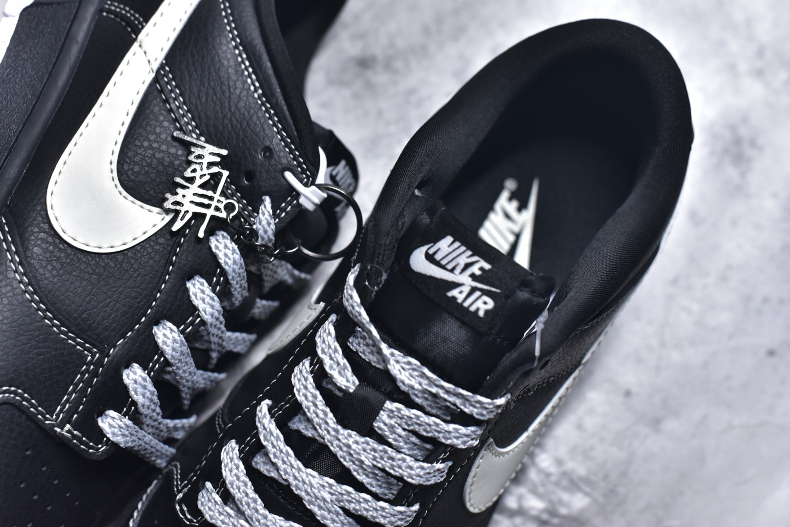 图片[9]-#SB Dunk Low 街头潮魂炸场！这双Stussy斯图西联名Dunk直接封神！经典SB Dunk Low黑武士鞋型搭配奶白勾子撞色，瞬间解锁高阶街头感，鞋身Stussy手写体标识+金属吊坠拉满细节质感，专属编号敲定稀缺属性。头层牛皮材质兼顾脚感与耐穿度，小众定制款彻底告别撞款，不管是滑板出街还是潮圈收藏，都是硬核玩家的必入款！ 货号：MN1688-111 尺码：36 36.5 37.5 38 38.5 39 40 40.5 41 42 42.5 43 44 44.5 45-选品中心