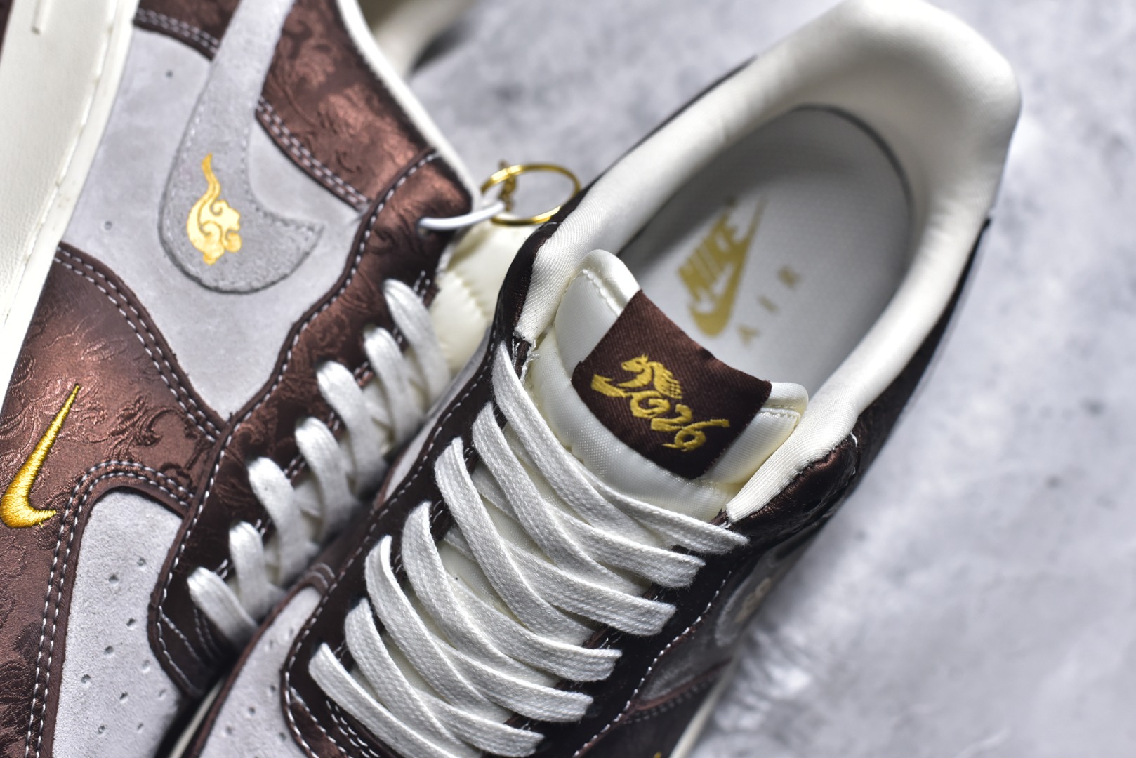 图片[9]-#2026爆款限量发售！高端定制Nike Air Force 1 \’07 Low “马年限定联名——白棕中国风” 高端定制 低帮休闲板鞋 定制鞋盒 大厂纯原品质出货 超高清洁度 皮料切割干净无任何毛边 细节完美 货号：KD1688-005 尺码：36 36.5 37.5 38 38.5 39 40 40.5 41 42 42.5 43 44 44.5 45-选品中心