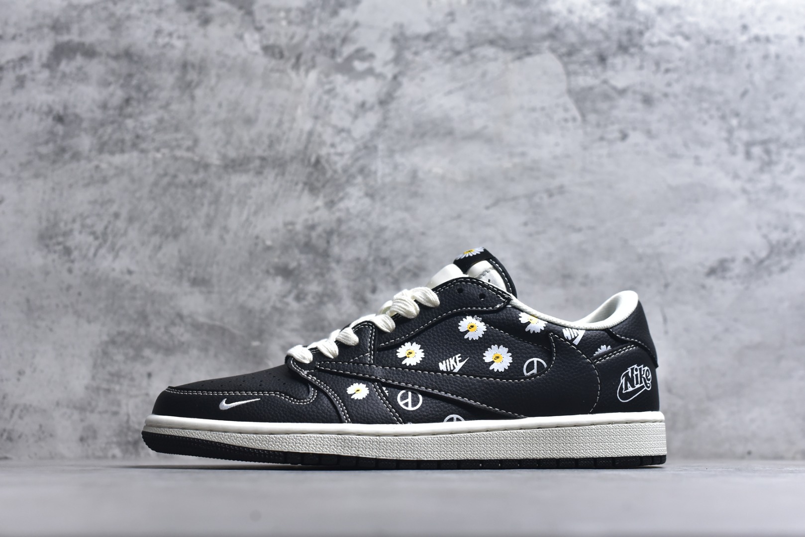 #2026爆款限量发售！高端定制 Travis Scott x Fragment Design x Jordan Air Jordan 1 Low OG SP “Nike联名------黑白小邹菊” 高端定制 倒钩三方联名低帮篮球鞋 #定制鞋盒 大厂纯原品质出货 超高清洁度 皮料切割干净无任何毛边 细节完美 货号：DZ2688-011 尺码：36 36.5 37.5 38 38.5 39 40 40.5 41 42 42.5 43 44 44.5 45-选品中心