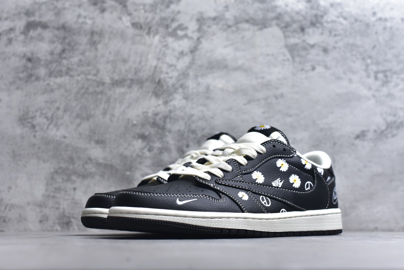 图片[2]-#2026爆款限量发售！高端定制 Travis Scott x Fragment Design x Jordan Air Jordan 1 Low OG SP “Nike联名——黑白小邹菊” 高端定制 倒钩三方联名低帮篮球鞋 #定制鞋盒 大厂纯原品质出货 超高清洁度 皮料切割干净无任何毛边 细节完美 货号：DZ2688-011 尺码：36 36.5 37.5 38 38.5 39 40 40.5 41 42 42.5 43 44 44.5 45-选品中心