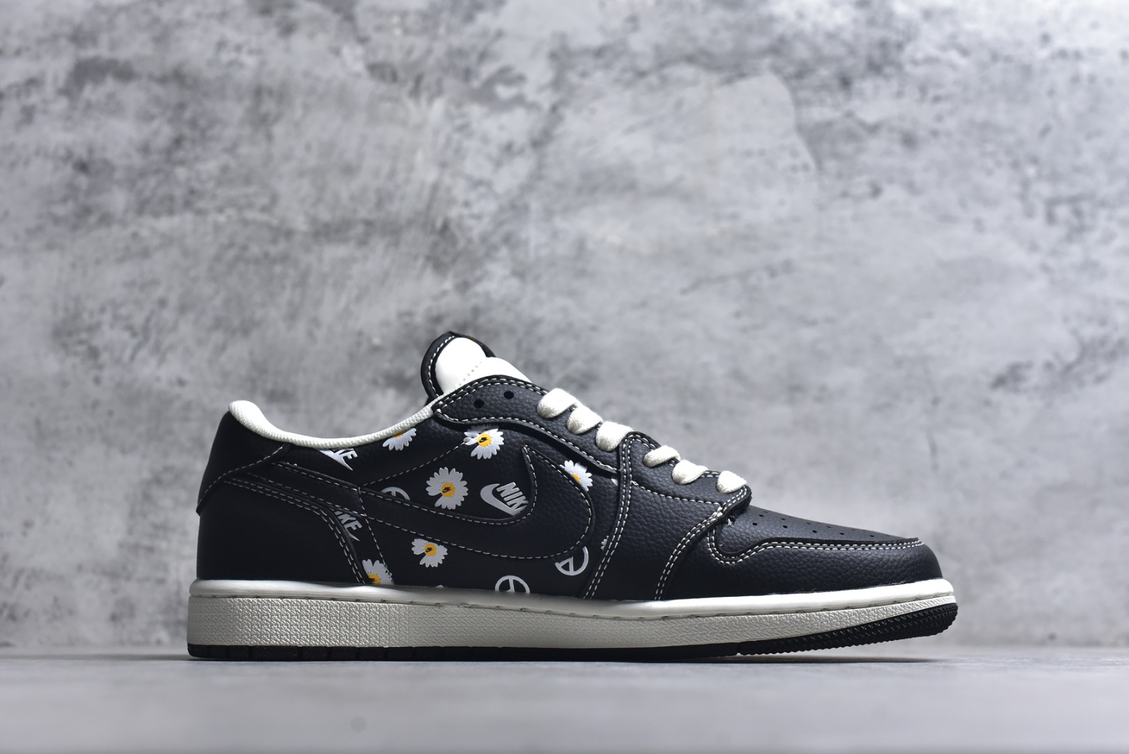 图片[3]-#2026爆款限量发售！高端定制 Travis Scott x Fragment Design x Jordan Air Jordan 1 Low OG SP “Nike联名——黑白小邹菊” 高端定制 倒钩三方联名低帮篮球鞋 #定制鞋盒 大厂纯原品质出货 超高清洁度 皮料切割干净无任何毛边 细节完美 货号：DZ2688-011 尺码：36 36.5 37.5 38 38.5 39 40 40.5 41 42 42.5 43 44 44.5 45-选品中心