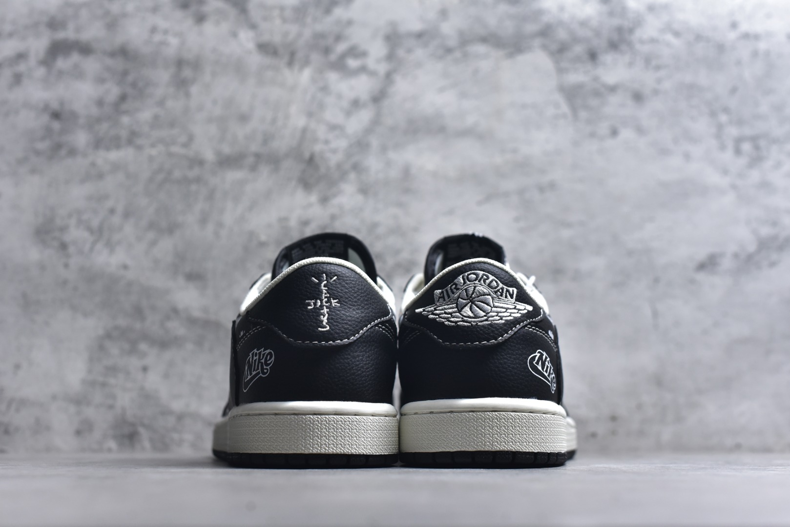 图片[5]-#2026爆款限量发售！高端定制 Travis Scott x Fragment Design x Jordan Air Jordan 1 Low OG SP “Nike联名——黑白小邹菊” 高端定制 倒钩三方联名低帮篮球鞋 #定制鞋盒 大厂纯原品质出货 超高清洁度 皮料切割干净无任何毛边 细节完美 货号：DZ2688-011 尺码：36 36.5 37.5 38 38.5 39 40 40.5 41 42 42.5 43 44 44.5 45-选品中心