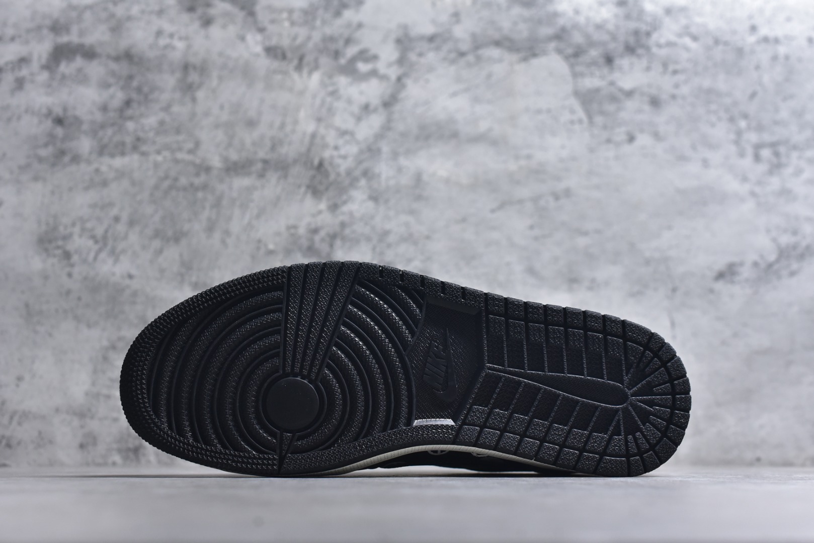 图片[6]-#2026爆款限量发售！高端定制 Travis Scott x Fragment Design x Jordan Air Jordan 1 Low OG SP “Nike联名——黑白小邹菊” 高端定制 倒钩三方联名低帮篮球鞋 #定制鞋盒 大厂纯原品质出货 超高清洁度 皮料切割干净无任何毛边 细节完美 货号：DZ2688-011 尺码：36 36.5 37.5 38 38.5 39 40 40.5 41 42 42.5 43 44 44.5 45-选品中心