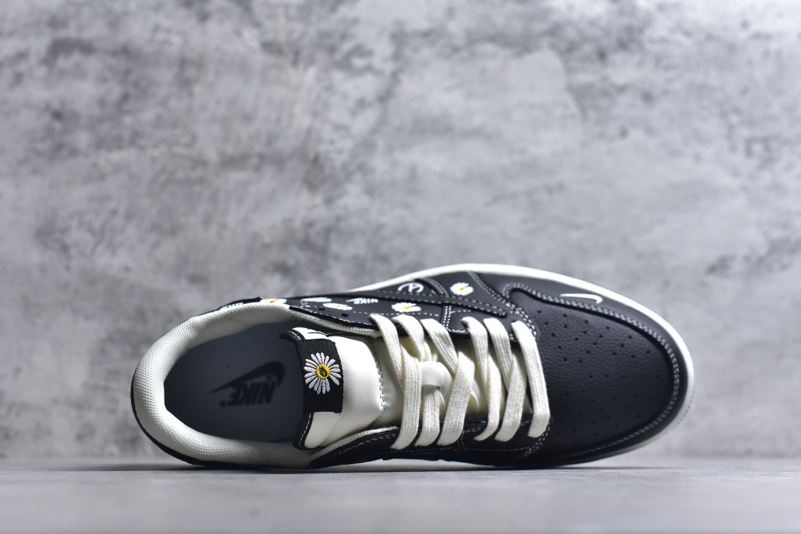 图片[4]-#2026爆款限量发售！高端定制 Travis Scott x Fragment Design x Jordan Air Jordan 1 Low OG SP “Nike联名——黑白小邹菊” 高端定制 倒钩三方联名低帮篮球鞋 #定制鞋盒 大厂纯原品质出货 超高清洁度 皮料切割干净无任何毛边 细节完美 货号：DZ2688-011 尺码：36 36.5 37.5 38 38.5 39 40 40.5 41 42 42.5 43 44 44.5 45-选品中心