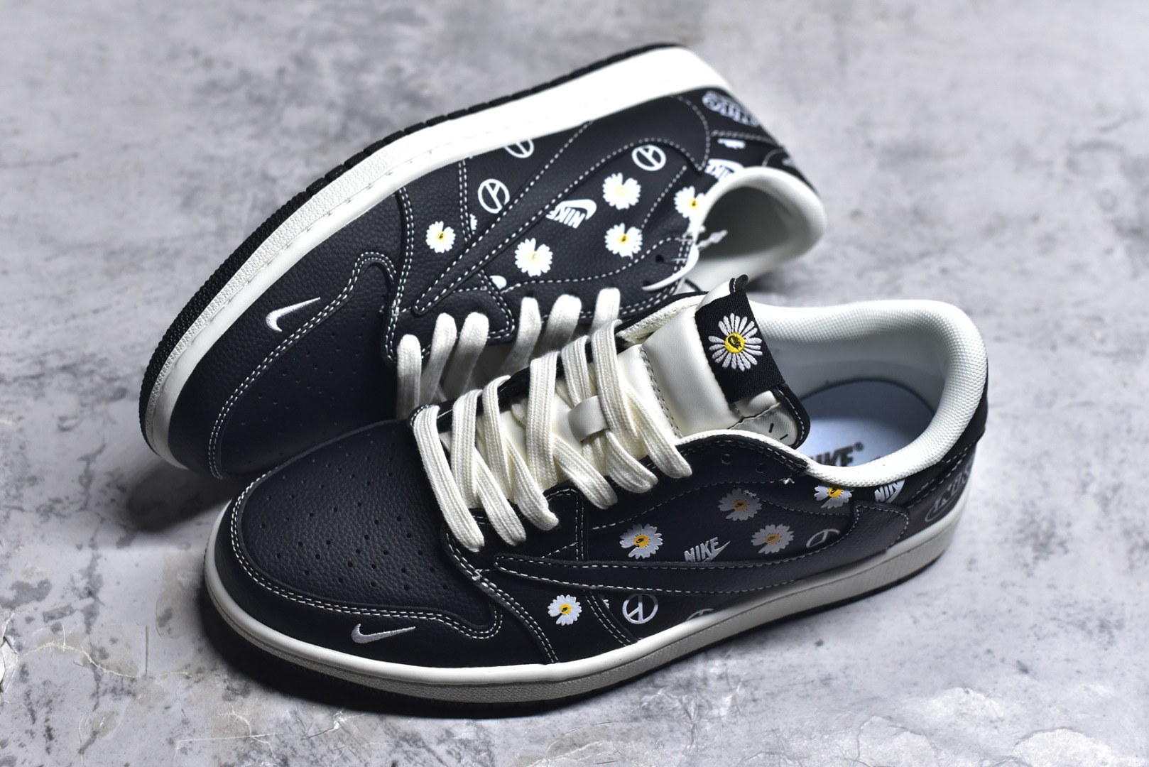 图片[7]-#2026爆款限量发售！高端定制 Travis Scott x Fragment Design x Jordan Air Jordan 1 Low OG SP “Nike联名——黑白小邹菊” 高端定制 倒钩三方联名低帮篮球鞋 #定制鞋盒 大厂纯原品质出货 超高清洁度 皮料切割干净无任何毛边 细节完美 货号：DZ2688-011 尺码：36 36.5 37.5 38 38.5 39 40 40.5 41 42 42.5 43 44 44.5 45-选品中心