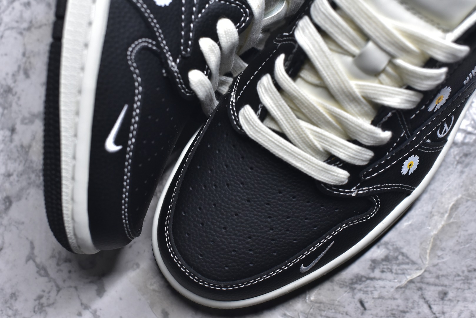 图片[8]-#2026爆款限量发售！高端定制 Travis Scott x Fragment Design x Jordan Air Jordan 1 Low OG SP “Nike联名——黑白小邹菊” 高端定制 倒钩三方联名低帮篮球鞋 #定制鞋盒 大厂纯原品质出货 超高清洁度 皮料切割干净无任何毛边 细节完美 货号：DZ2688-011 尺码：36 36.5 37.5 38 38.5 39 40 40.5 41 42 42.5 43 44 44.5 45-选品中心