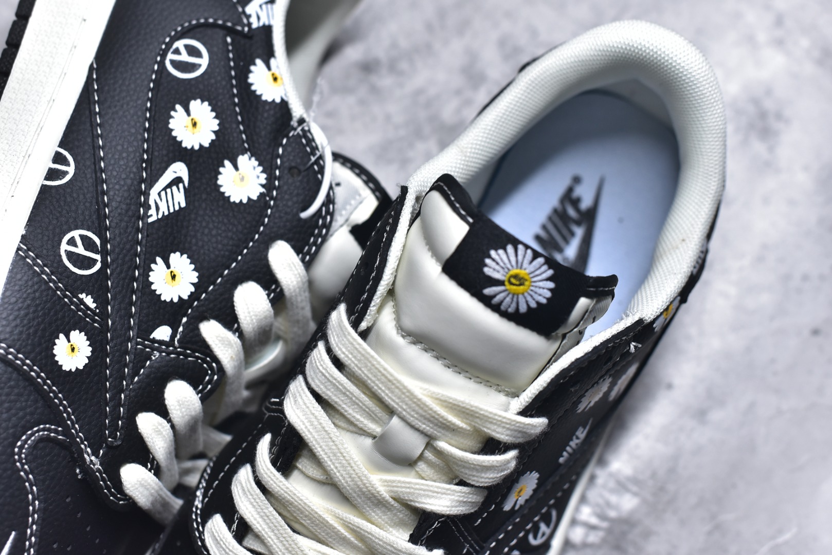 图片[9]-#2026爆款限量发售！高端定制 Travis Scott x Fragment Design x Jordan Air Jordan 1 Low OG SP “Nike联名——黑白小邹菊” 高端定制 倒钩三方联名低帮篮球鞋 #定制鞋盒 大厂纯原品质出货 超高清洁度 皮料切割干净无任何毛边 细节完美 货号：DZ2688-011 尺码：36 36.5 37.5 38 38.5 39 40 40.5 41 42 42.5 43 44 44.5 45-选品中心