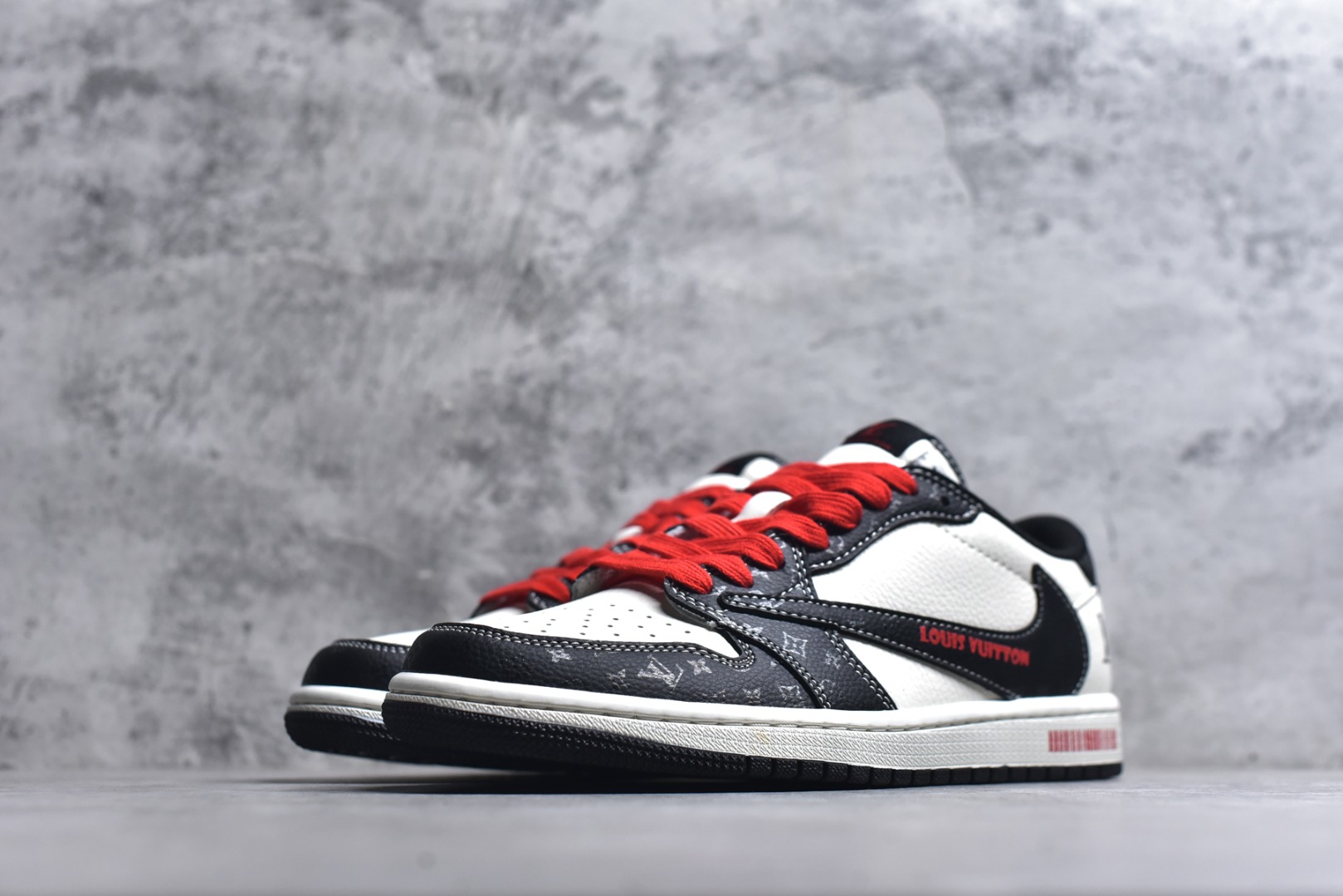 图片[2]-#2026爆款限量发售！高端定制 Travis Scott x Fragment Design x Jordan Air Jordan 1 Low OG SP “路易威登联名——白黑压纹” LV立体压花 高端定制 倒钩三方联名低帮篮球鞋 #定制鞋盒 大厂纯原品质出货 超高清洁度 皮料切割干净无任何毛边 细节完美 货号：DZ2688-008 尺码：36 36.5 37.5 38 38.5 39 40 40.5 41 42 42.5 43 44 44.5 45-选品中心