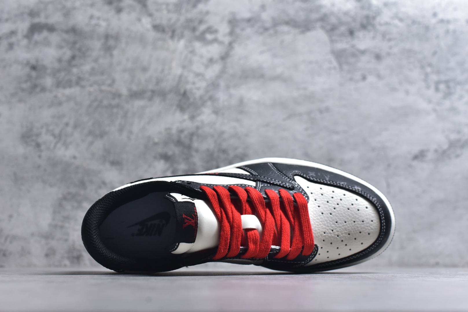 图片[4]-#2026爆款限量发售！高端定制 Travis Scott x Fragment Design x Jordan Air Jordan 1 Low OG SP “路易威登联名——白黑压纹” LV立体压花 高端定制 倒钩三方联名低帮篮球鞋 #定制鞋盒 大厂纯原品质出货 超高清洁度 皮料切割干净无任何毛边 细节完美 货号：DZ2688-008 尺码：36 36.5 37.5 38 38.5 39 40 40.5 41 42 42.5 43 44 44.5 45-选品中心