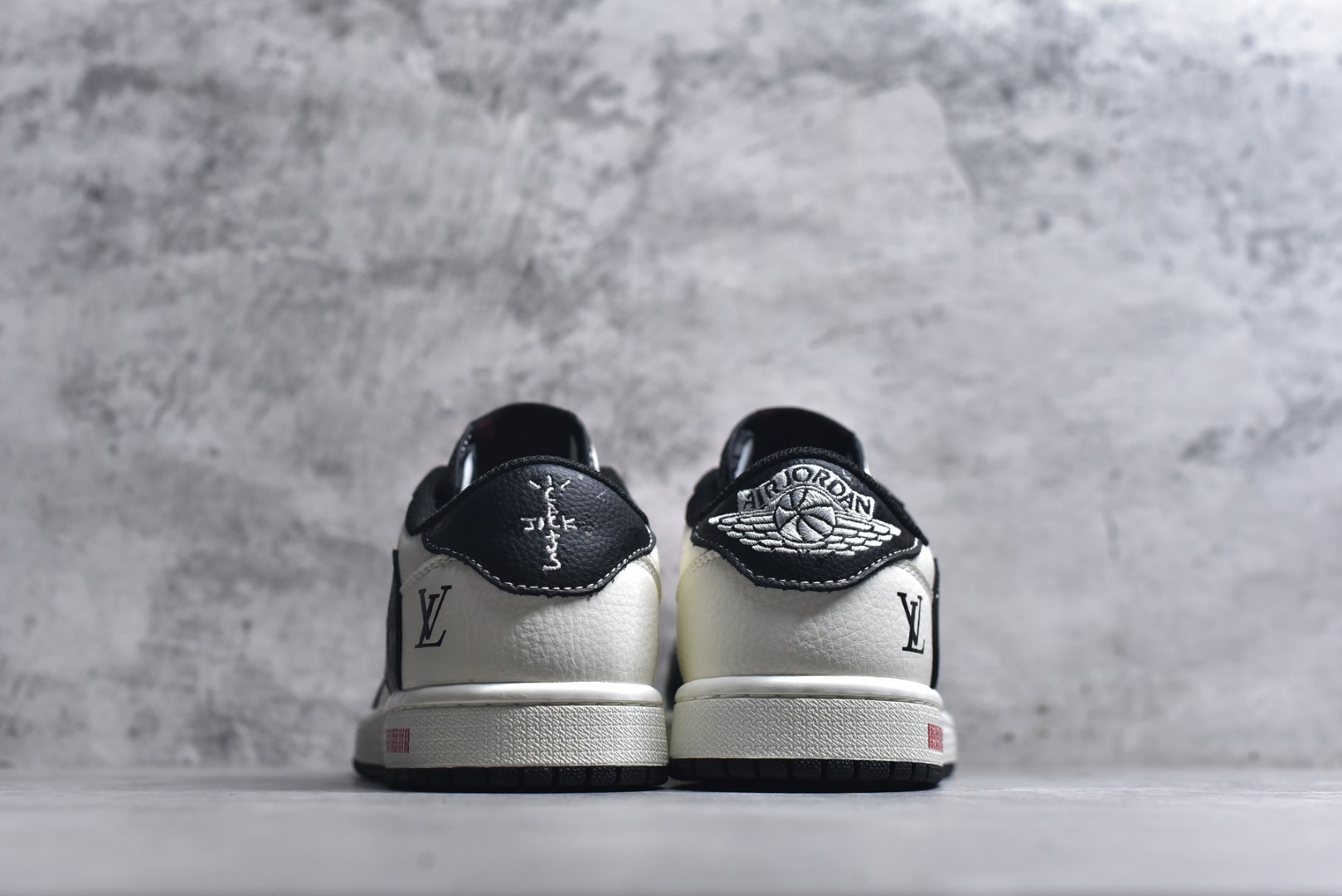 图片[5]-#2026爆款限量发售！高端定制 Travis Scott x Fragment Design x Jordan Air Jordan 1 Low OG SP “路易威登联名——白黑压纹” LV立体压花 高端定制 倒钩三方联名低帮篮球鞋 #定制鞋盒 大厂纯原品质出货 超高清洁度 皮料切割干净无任何毛边 细节完美 货号：DZ2688-008 尺码：36 36.5 37.5 38 38.5 39 40 40.5 41 42 42.5 43 44 44.5 45-选品中心