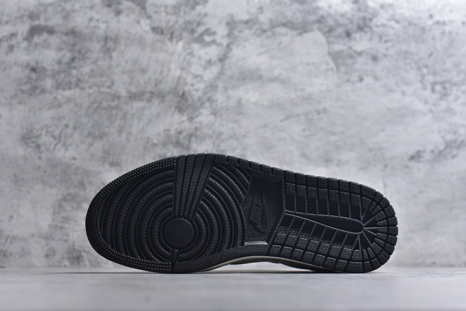 图片[6]-#2026爆款限量发售！高端定制 Travis Scott x Fragment Design x Jordan Air Jordan 1 Low OG SP “路易威登联名——白黑压纹” LV立体压花 高端定制 倒钩三方联名低帮篮球鞋 #定制鞋盒 大厂纯原品质出货 超高清洁度 皮料切割干净无任何毛边 细节完美 货号：DZ2688-008 尺码：36 36.5 37.5 38 38.5 39 40 40.5 41 42 42.5 43 44 44.5 45-选品中心