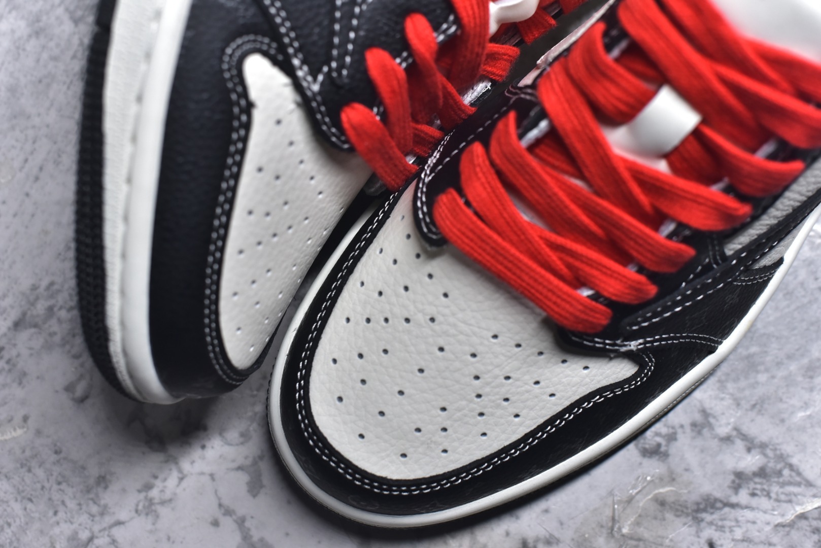 图片[8]-#2026爆款限量发售！高端定制 Travis Scott x Fragment Design x Jordan Air Jordan 1 Low OG SP “路易威登联名——白黑压纹” LV立体压花 高端定制 倒钩三方联名低帮篮球鞋 #定制鞋盒 大厂纯原品质出货 超高清洁度 皮料切割干净无任何毛边 细节完美 货号：DZ2688-008 尺码：36 36.5 37.5 38 38.5 39 40 40.5 41 42 42.5 43 44 44.5 45-选品中心