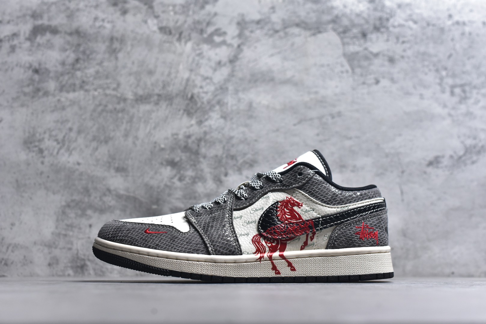 #马年AJ1限定款直接美到挪不开眼！灰白蛇纹皮质打造的鞋身质感拉满，红金“马到功成”挂饰搭配福字吊坠，把新年祥瑞寓意直接拉满，经典AJ1低帮版型超显腿细，软弹中底踩屎感在线，暴走一整天也不累脚。 货号：FC1688-202 尺码：36 36.5 37.5 38 38.5 39 40 40.5 41 42 42.5 43 44 44.5 45-选品中心