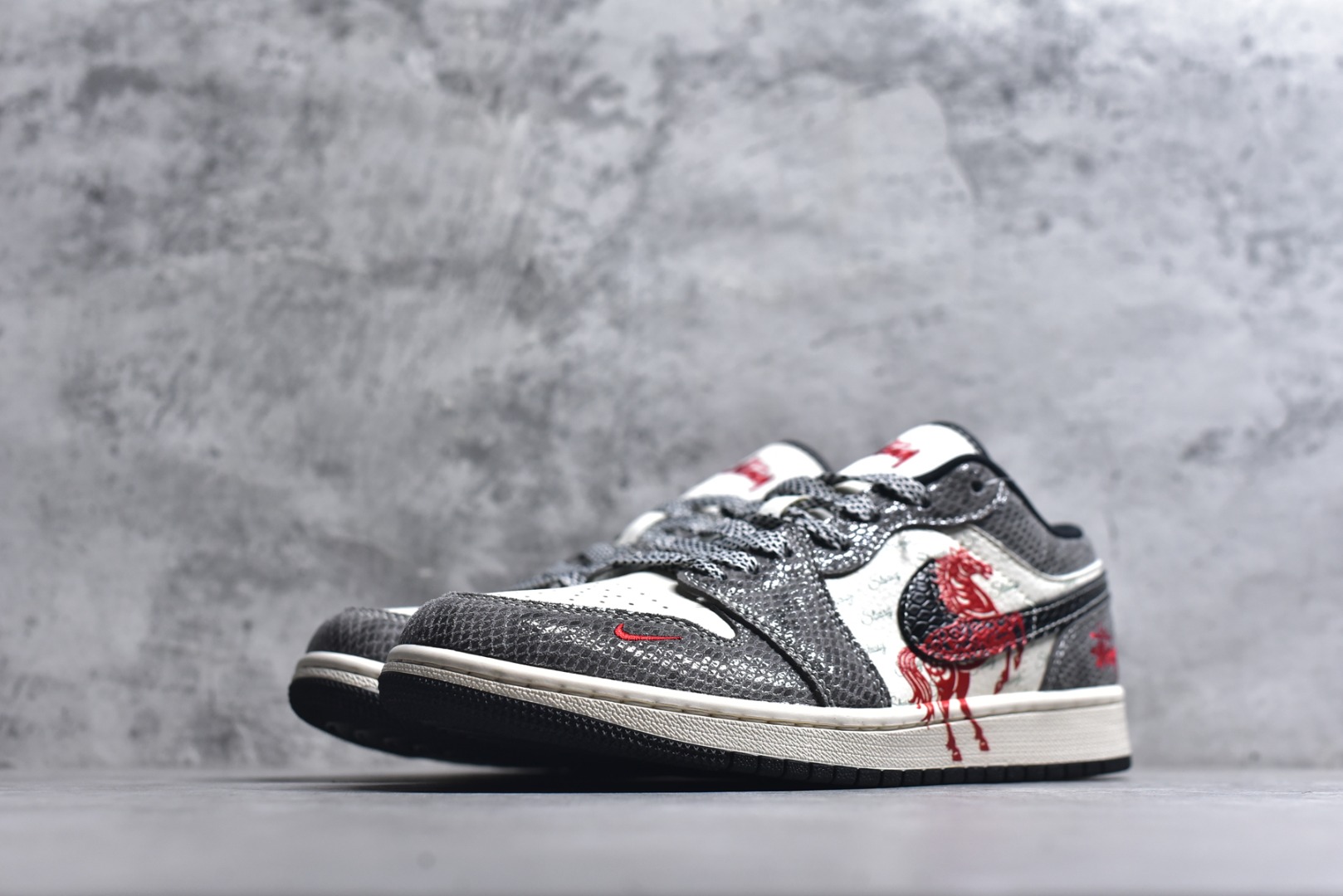 图片[2]-#马年AJ1限定款直接美到挪不开眼！灰白蛇纹皮质打造的鞋身质感拉满，红金“马到功成”挂饰搭配福字吊坠，把新年祥瑞寓意直接拉满，经典AJ1低帮版型超显腿细，软弹中底踩屎感在线，暴走一整天也不累脚。 货号：FC1688-202 尺码：36 36.5 37.5 38 38.5 39 40 40.5 41 42 42.5 43 44 44.5 45-选品中心