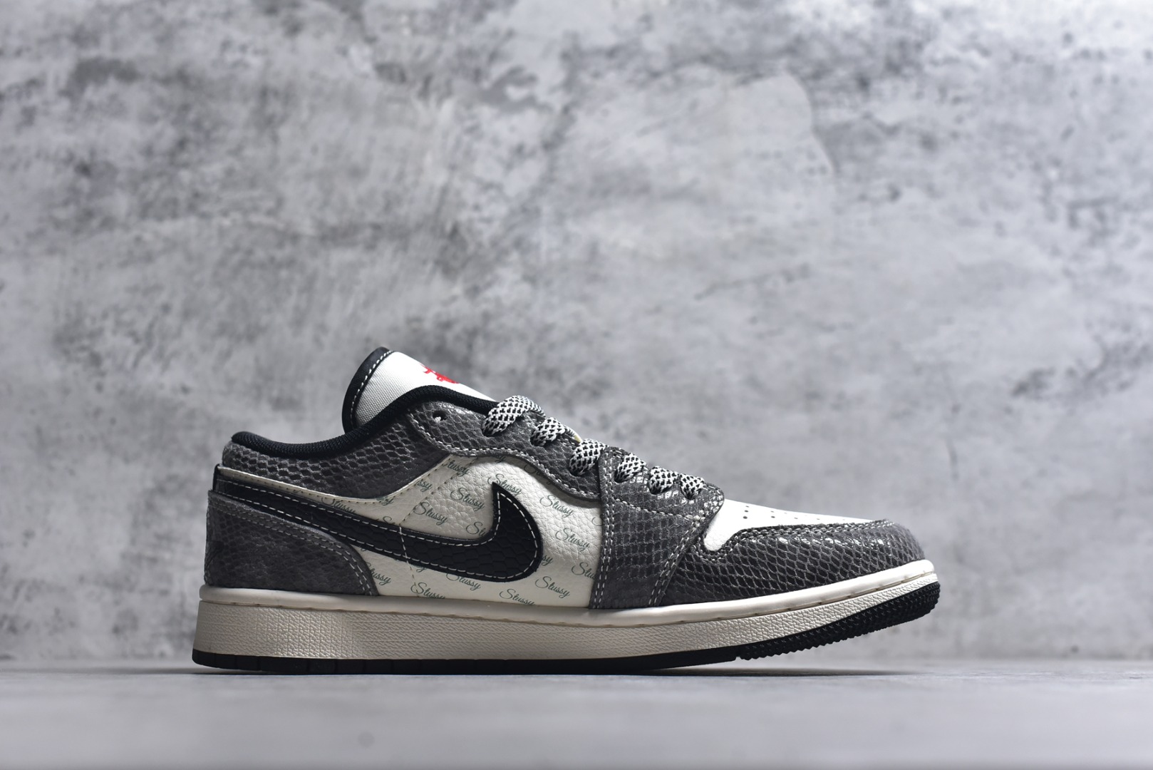 图片[3]-#马年AJ1限定款直接美到挪不开眼！灰白蛇纹皮质打造的鞋身质感拉满，红金“马到功成”挂饰搭配福字吊坠，把新年祥瑞寓意直接拉满，经典AJ1低帮版型超显腿细，软弹中底踩屎感在线，暴走一整天也不累脚。 货号：FC1688-202 尺码：36 36.5 37.5 38 38.5 39 40 40.5 41 42 42.5 43 44 44.5 45-选品中心