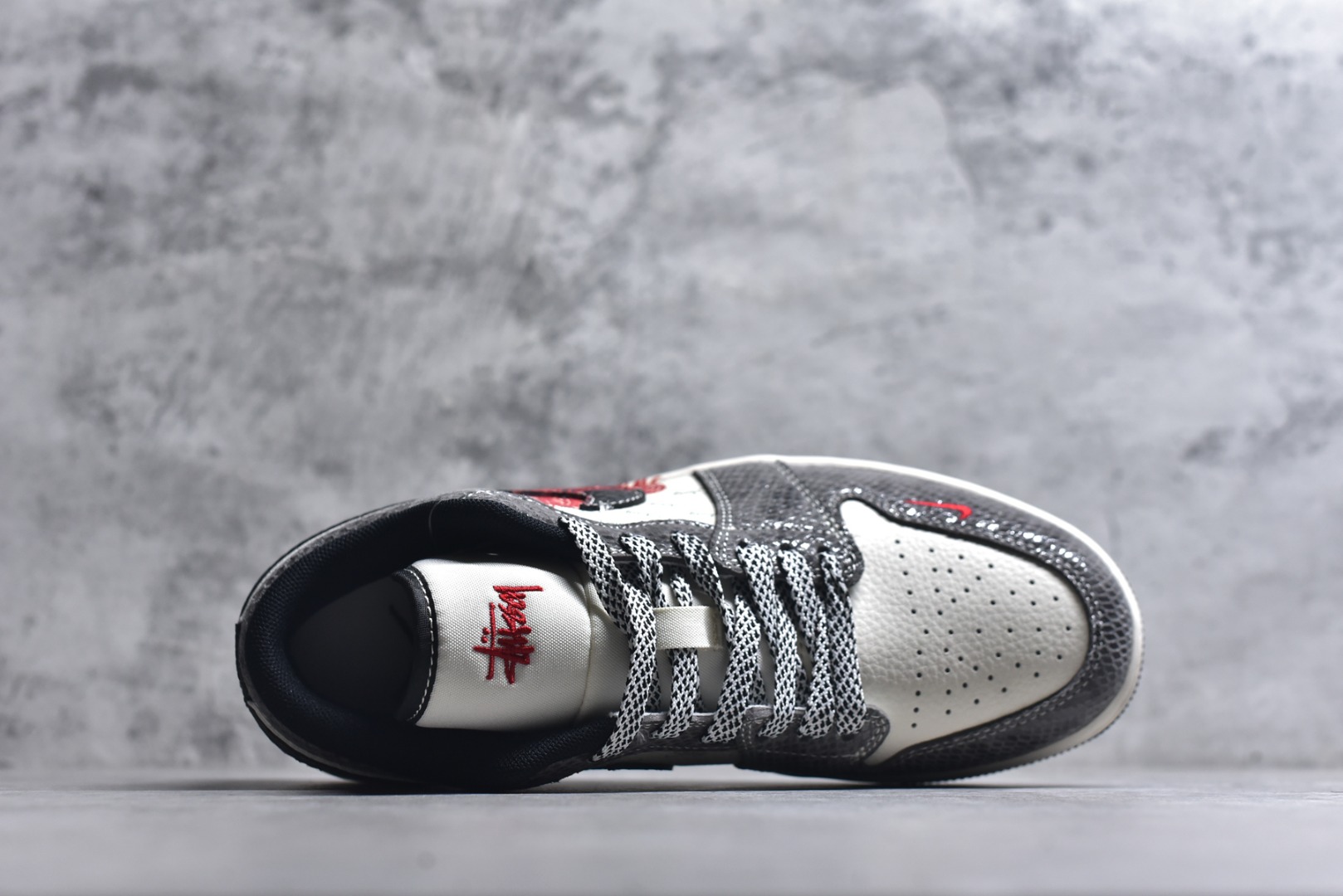 图片[4]-#马年AJ1限定款直接美到挪不开眼！灰白蛇纹皮质打造的鞋身质感拉满，红金“马到功成”挂饰搭配福字吊坠，把新年祥瑞寓意直接拉满，经典AJ1低帮版型超显腿细，软弹中底踩屎感在线，暴走一整天也不累脚。 货号：FC1688-202 尺码：36 36.5 37.5 38 38.5 39 40 40.5 41 42 42.5 43 44 44.5 45-选品中心