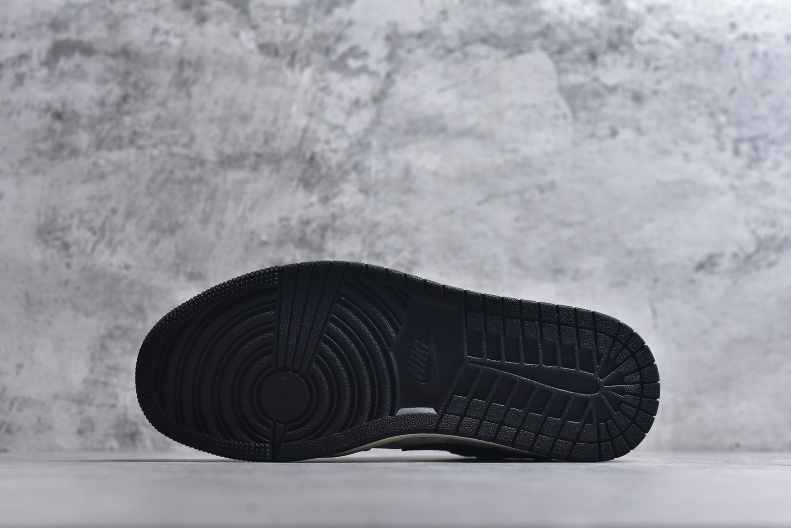 图片[6]-#马年AJ1限定款直接美到挪不开眼！灰白蛇纹皮质打造的鞋身质感拉满，红金“马到功成”挂饰搭配福字吊坠，把新年祥瑞寓意直接拉满，经典AJ1低帮版型超显腿细，软弹中底踩屎感在线，暴走一整天也不累脚。 货号：FC1688-202 尺码：36 36.5 37.5 38 38.5 39 40 40.5 41 42 42.5 43 44 44.5 45-选品中心