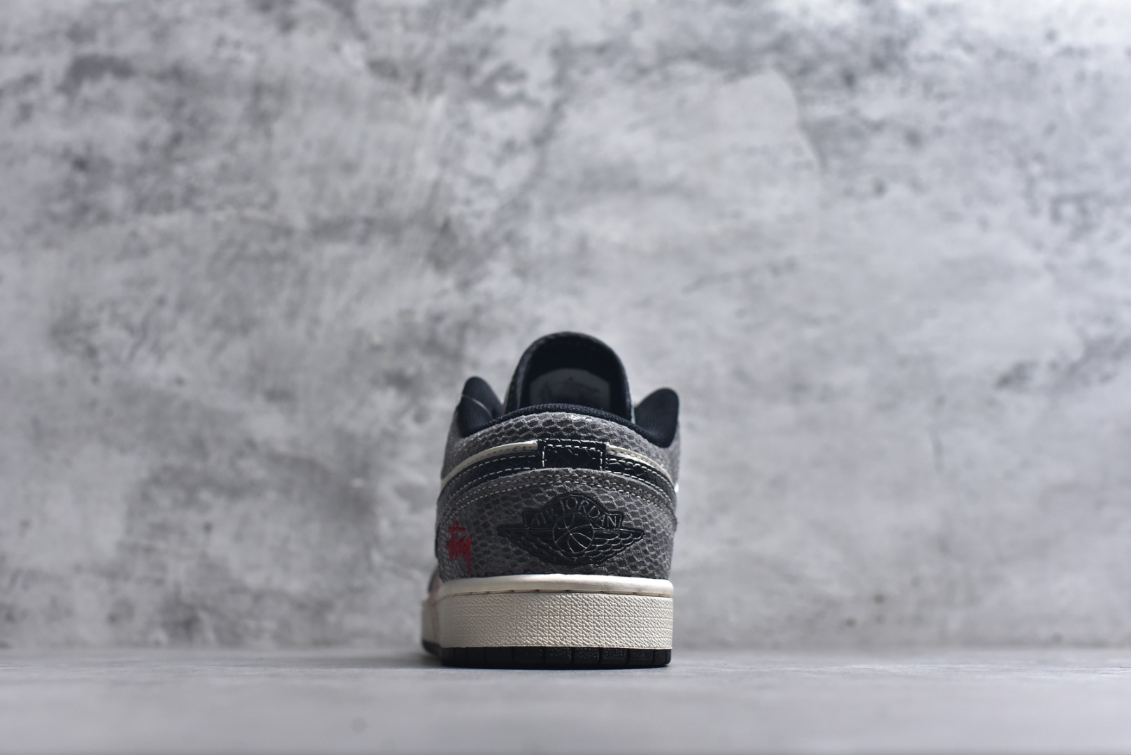 图片[5]-#马年AJ1限定款直接美到挪不开眼！灰白蛇纹皮质打造的鞋身质感拉满，红金“马到功成”挂饰搭配福字吊坠，把新年祥瑞寓意直接拉满，经典AJ1低帮版型超显腿细，软弹中底踩屎感在线，暴走一整天也不累脚。 货号：FC1688-202 尺码：36 36.5 37.5 38 38.5 39 40 40.5 41 42 42.5 43 44 44.5 45-选品中心