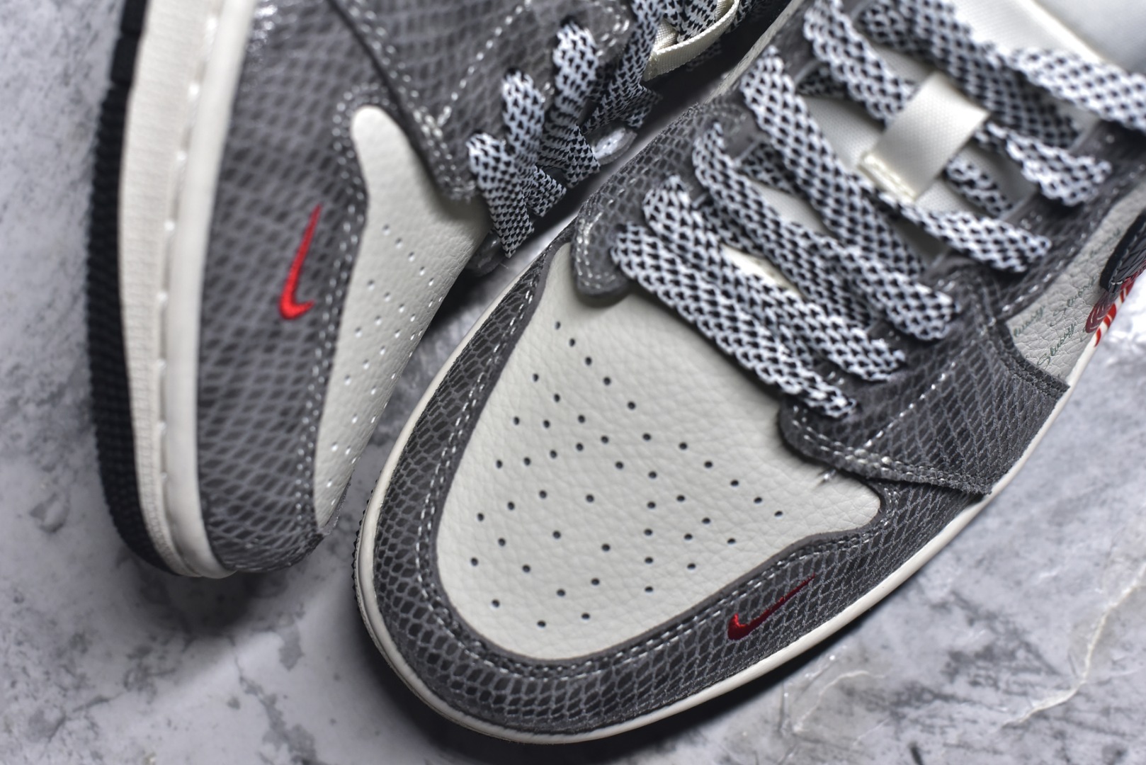 图片[8]-#马年AJ1限定款直接美到挪不开眼！灰白蛇纹皮质打造的鞋身质感拉满，红金“马到功成”挂饰搭配福字吊坠，把新年祥瑞寓意直接拉满，经典AJ1低帮版型超显腿细，软弹中底踩屎感在线，暴走一整天也不累脚。 货号：FC1688-202 尺码：36 36.5 37.5 38 38.5 39 40 40.5 41 42 42.5 43 44 44.5 45-选品中心