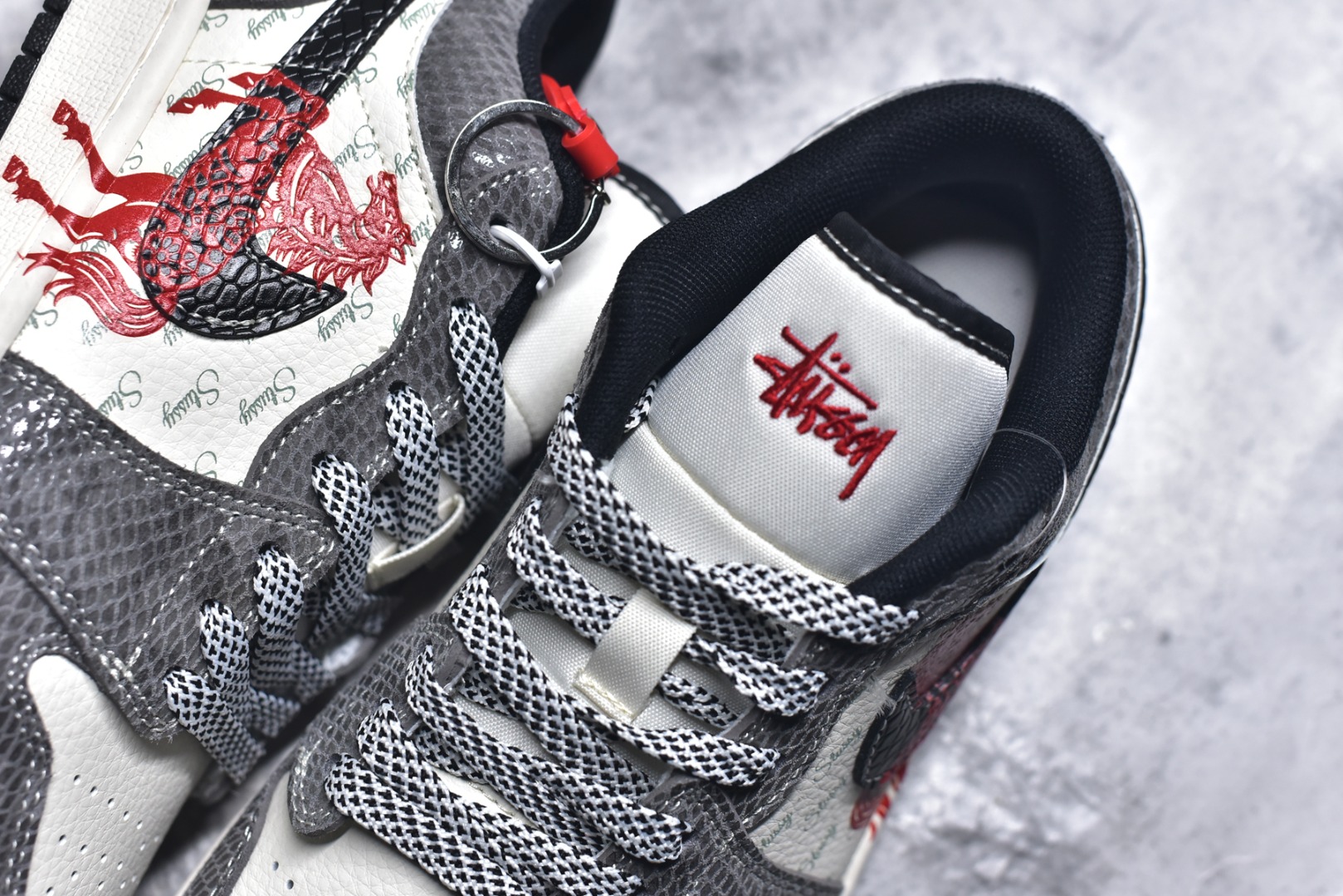 图片[9]-#马年AJ1限定款直接美到挪不开眼！灰白蛇纹皮质打造的鞋身质感拉满，红金“马到功成”挂饰搭配福字吊坠，把新年祥瑞寓意直接拉满，经典AJ1低帮版型超显腿细，软弹中底踩屎感在线，暴走一整天也不累脚。 货号：FC1688-202 尺码：36 36.5 37.5 38 38.5 39 40 40.5 41 42 42.5 43 44 44.5 45-选品中心