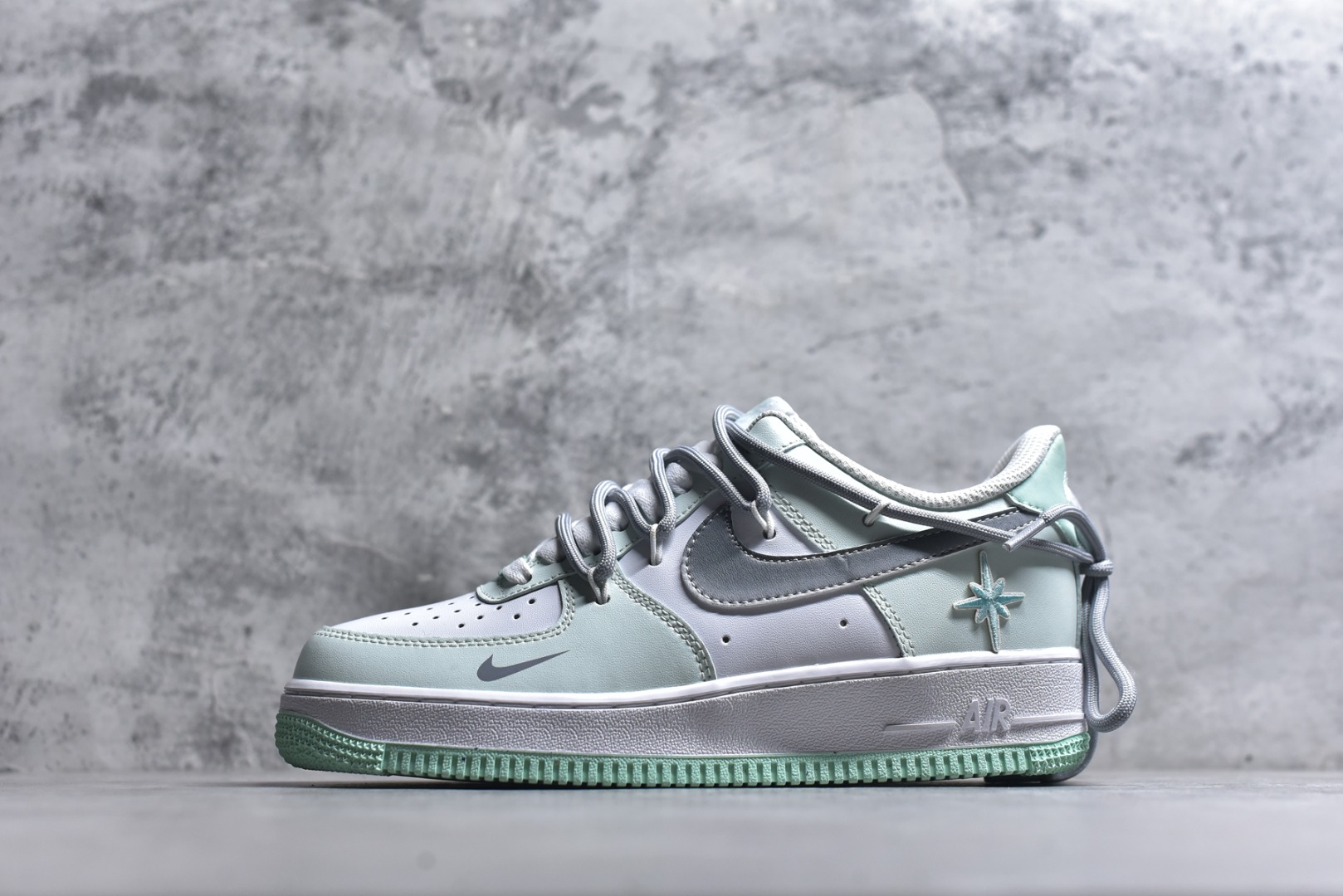 #“云屿清风”✨订制空军一号板鞋 该定制版球鞋选用原鞋款为Nike Air Force 1\'07空军一号，鞋身以薄荷绿为主调，搭配灰色拼接，鞋侧有星形刺绣装饰，鞋头处还点缀了迷你小勾，外底边缘的薄荷绿与鞋身色彩呼应，细节感拉满。 货号：XX7981-476 尺码： 39 40 40.5 41 42 42.5 43 44 44.5 45-选品中心