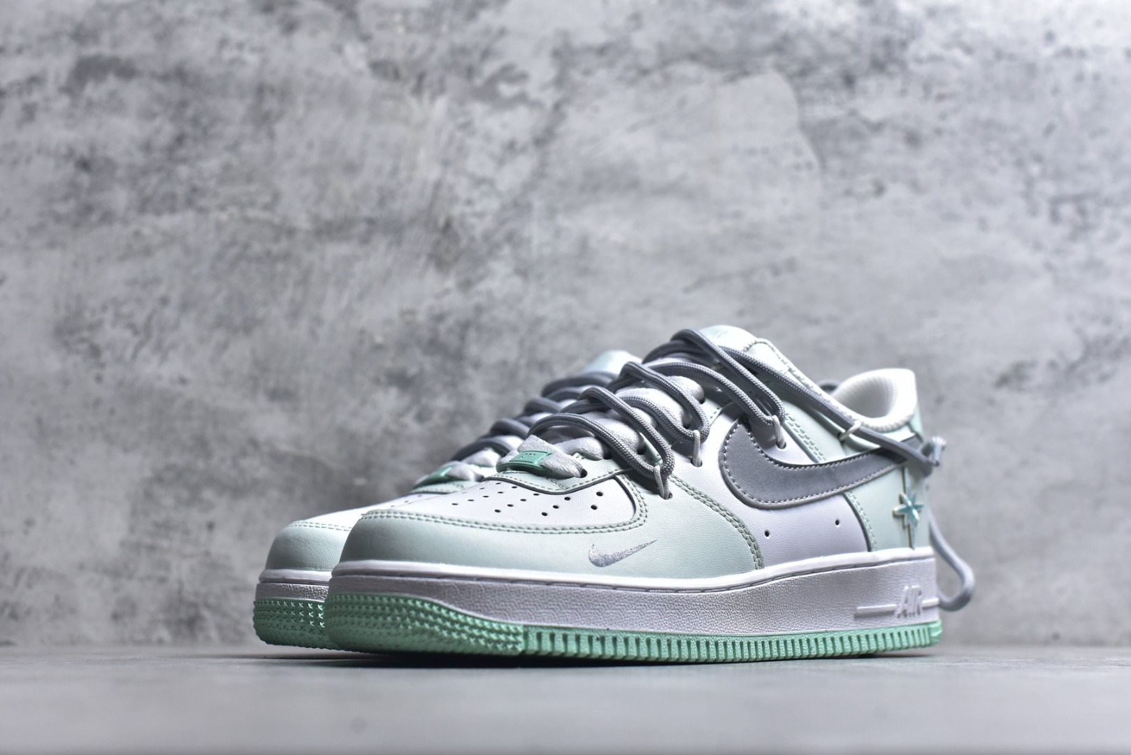 图片[2]-#“云屿清风”✨订制空军一号板鞋 该定制版球鞋选用原鞋款为Nike Air Force 1\’07空军一号，鞋身以薄荷绿为主调，搭配灰色拼接，鞋侧有星形刺绣装饰，鞋头处还点缀了迷你小勾，外底边缘的薄荷绿与鞋身色彩呼应，细节感拉满。 货号：XX7981-476 尺码： 39 40 40.5 41 42 42.5 43 44 44.5 45-选品中心