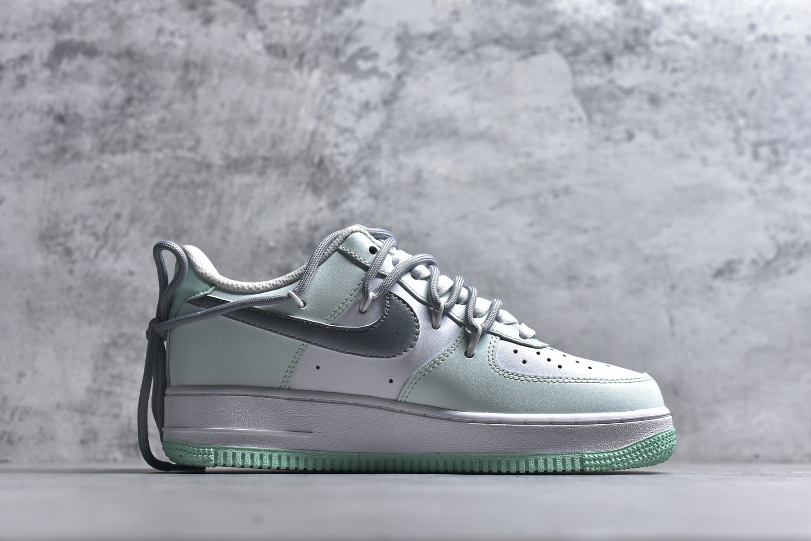 图片[3]-#“云屿清风”✨订制空军一号板鞋 该定制版球鞋选用原鞋款为Nike Air Force 1\’07空军一号，鞋身以薄荷绿为主调，搭配灰色拼接，鞋侧有星形刺绣装饰，鞋头处还点缀了迷你小勾，外底边缘的薄荷绿与鞋身色彩呼应，细节感拉满。 货号：XX7981-476 尺码： 39 40 40.5 41 42 42.5 43 44 44.5 45-选品中心